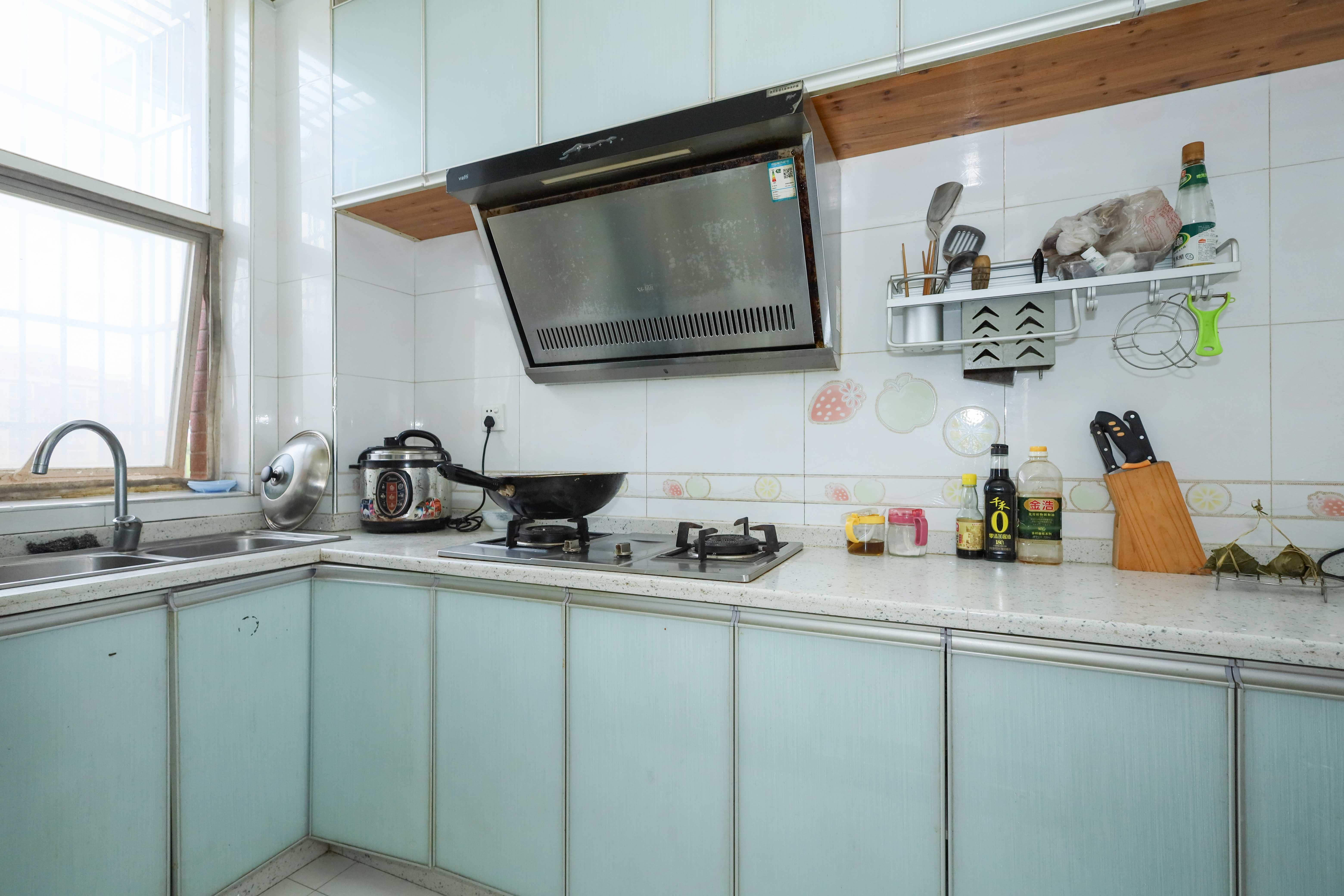 山水英伦 3室2厅2卫 68.0万 山水英伦 3室2厅2卫 68.0万厨房