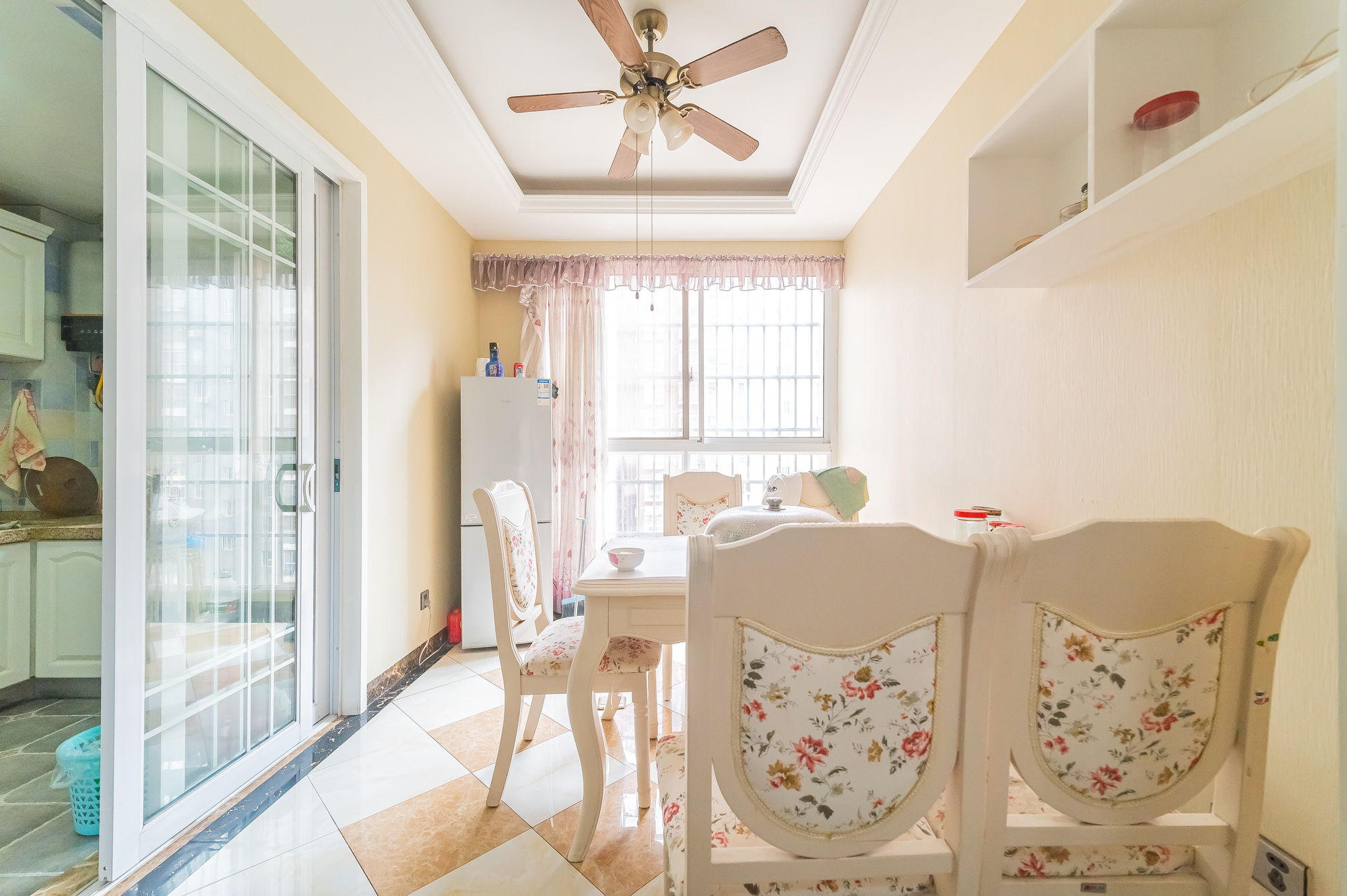 泊林晶城 3室2厅2卫 87.0万 泊林晶城 3室2厅2卫 87.0万客厅