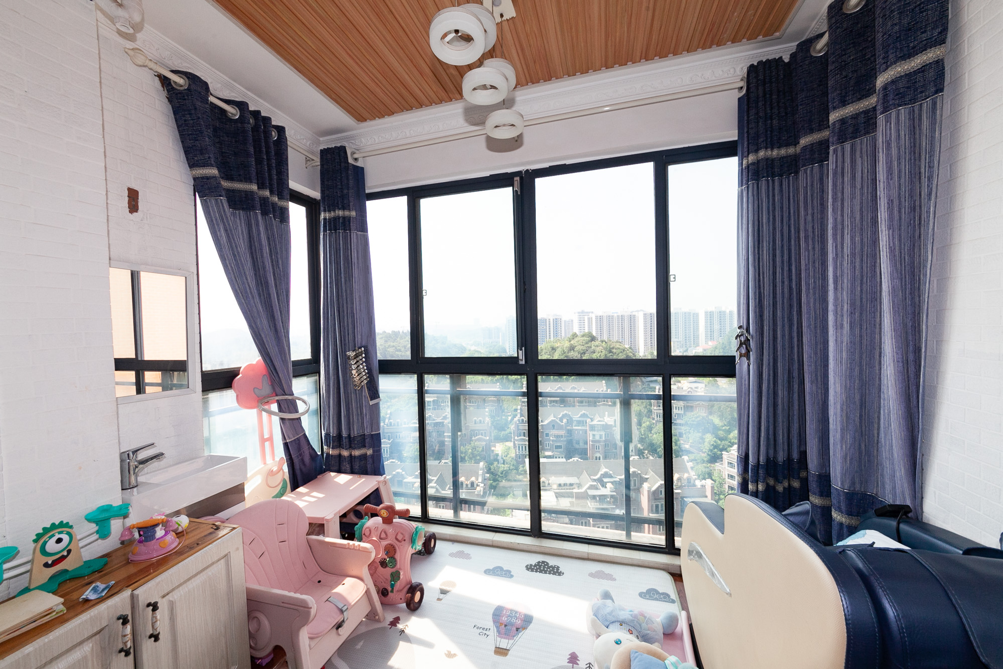 珠江东方明珠(新地东方明珠)一二期 3室2厅2卫 134.0万 珠江东方明珠(新地东方明珠)一二期 3室2厅2卫 134.0万阳台