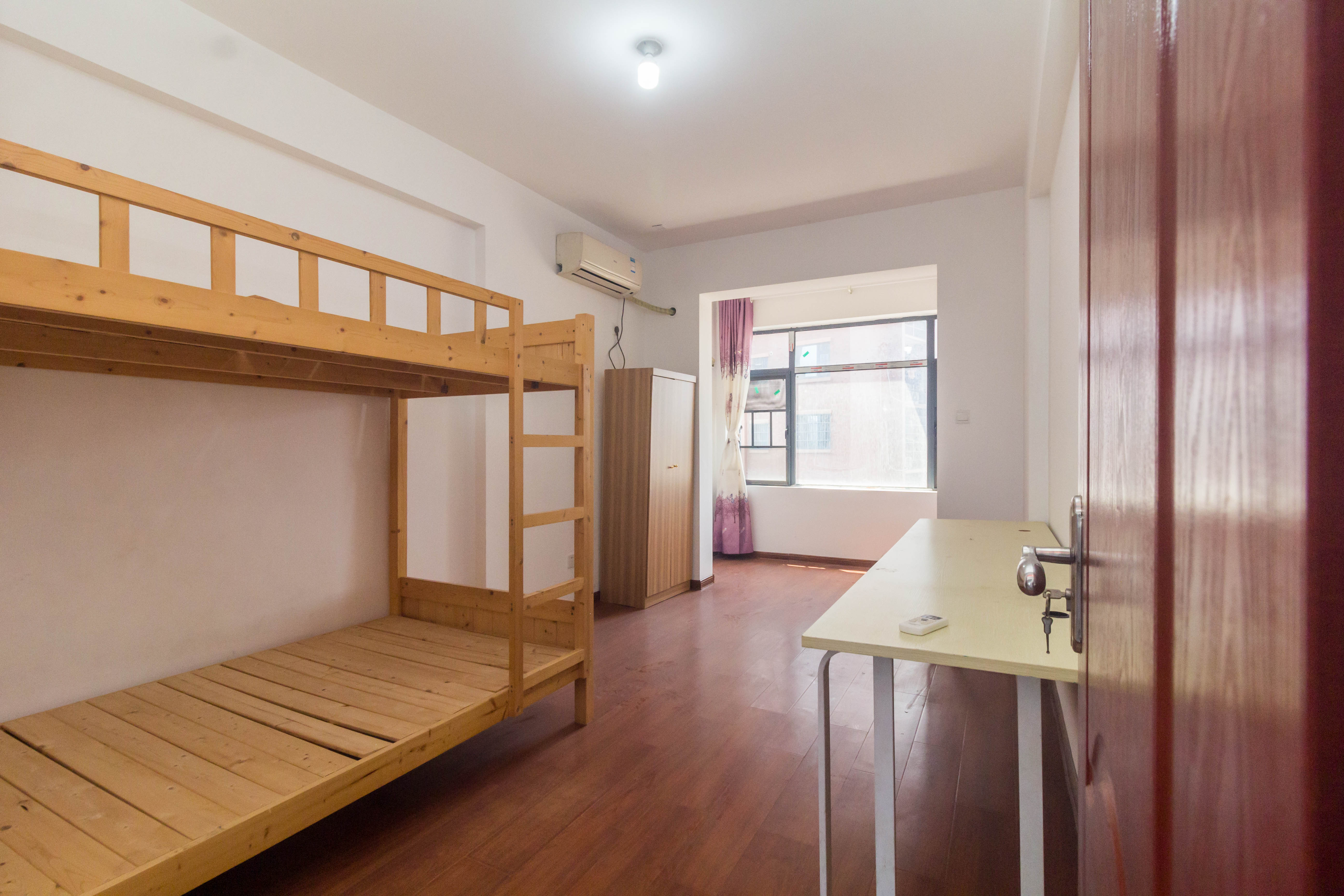 辉宏橄榄城 4室2厅2卫 85.0万 辉宏橄榄城 4室2厅2卫 85.0万卧室