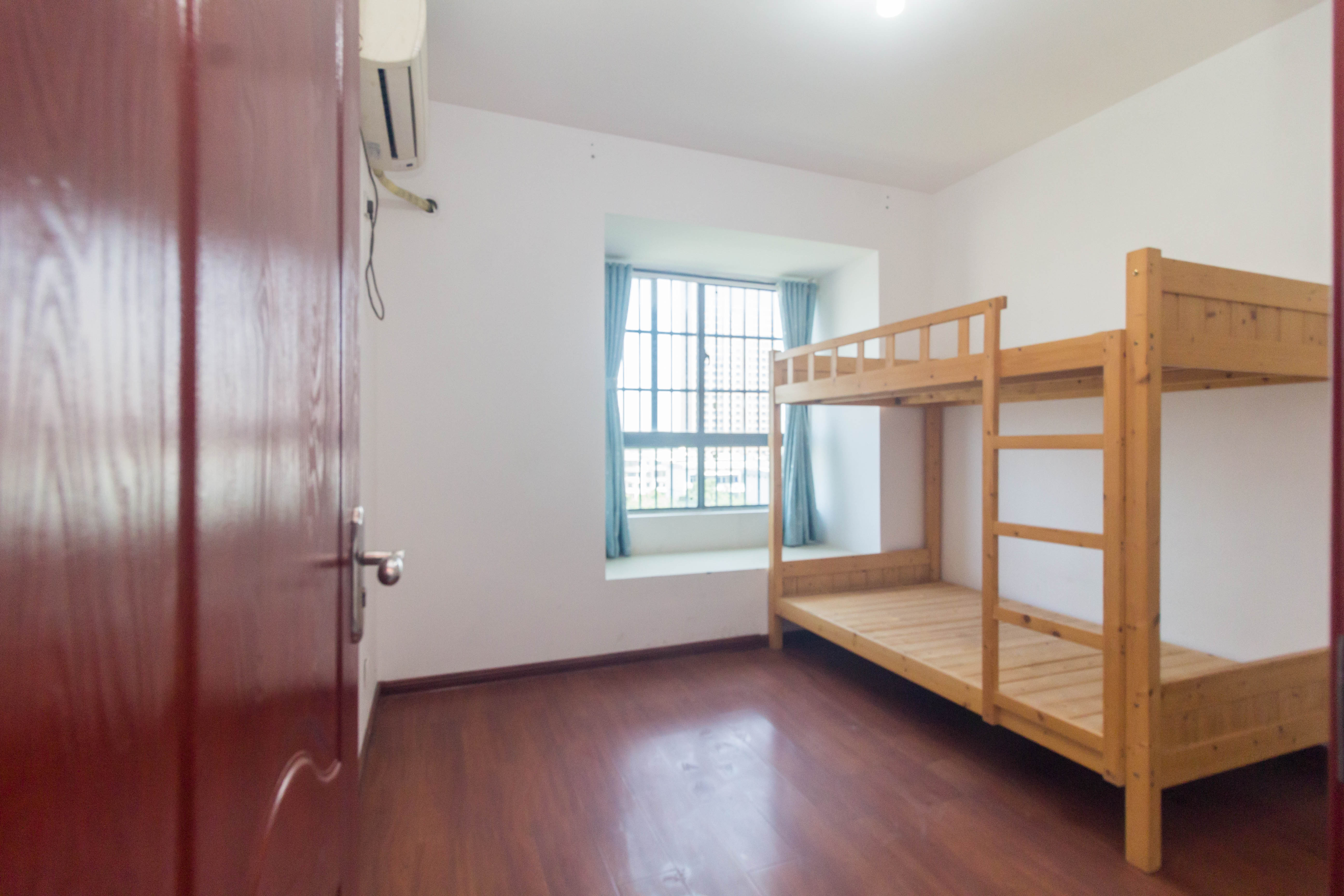 辉宏橄榄城 4室2厅2卫 85.0万 辉宏橄榄城 4室2厅2卫 85.0万卧室