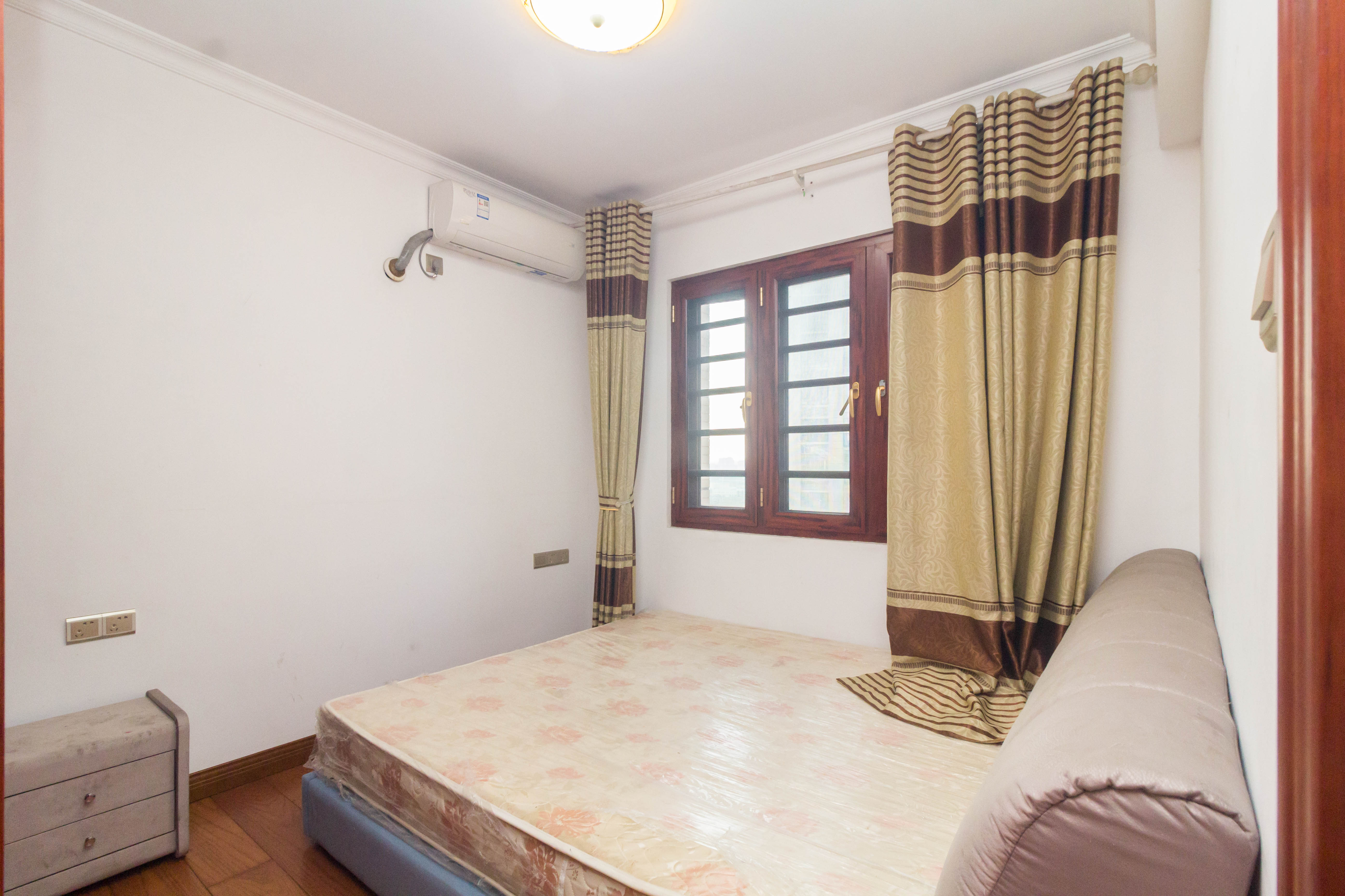 波隆城市花园 4室2厅2卫 105.0万 波隆城市花园 4室2厅2卫 105.0万卧室