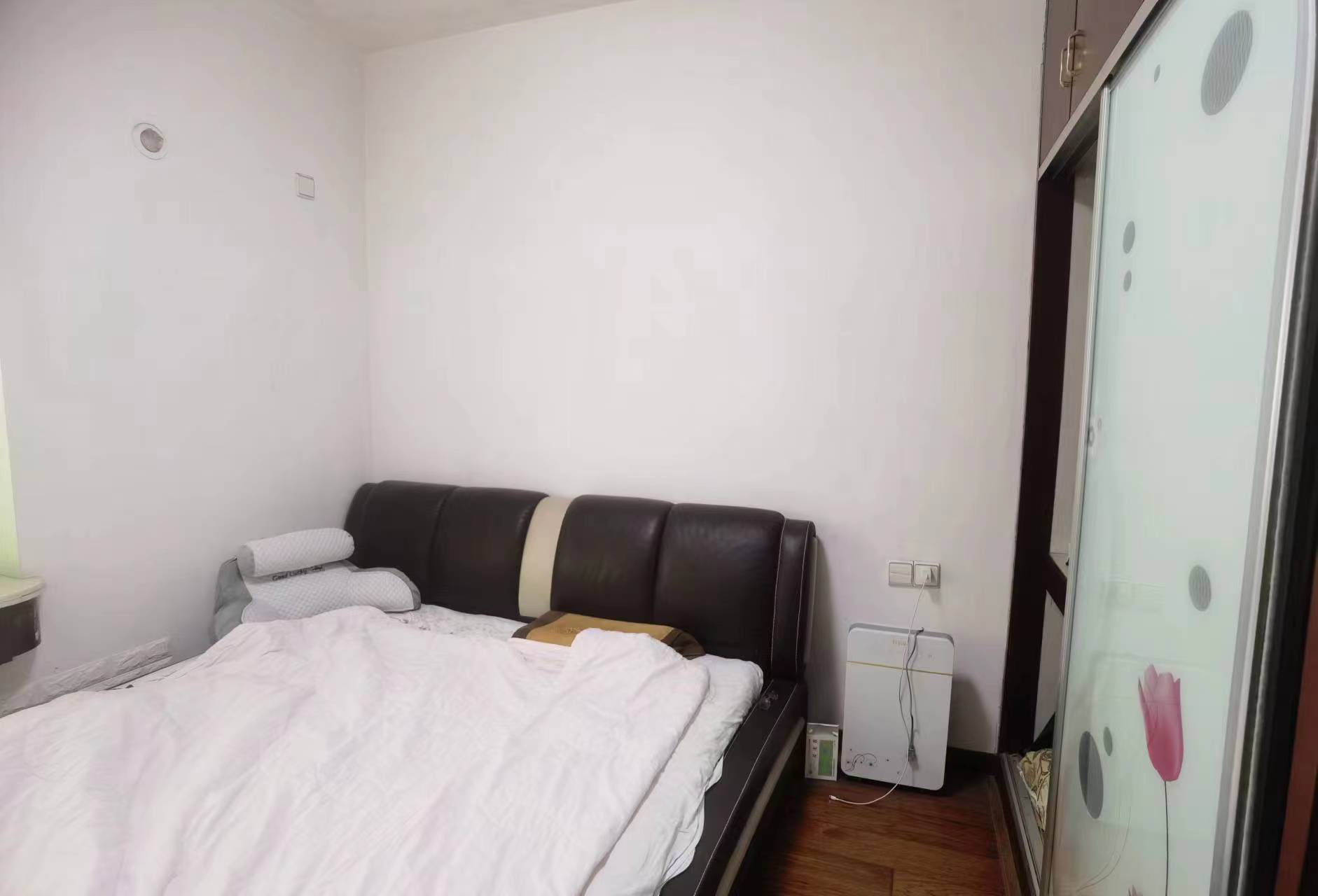 经世皇城 4室2厅2卫 142.0万 经世皇城 4室2厅2卫 142.0万室内图