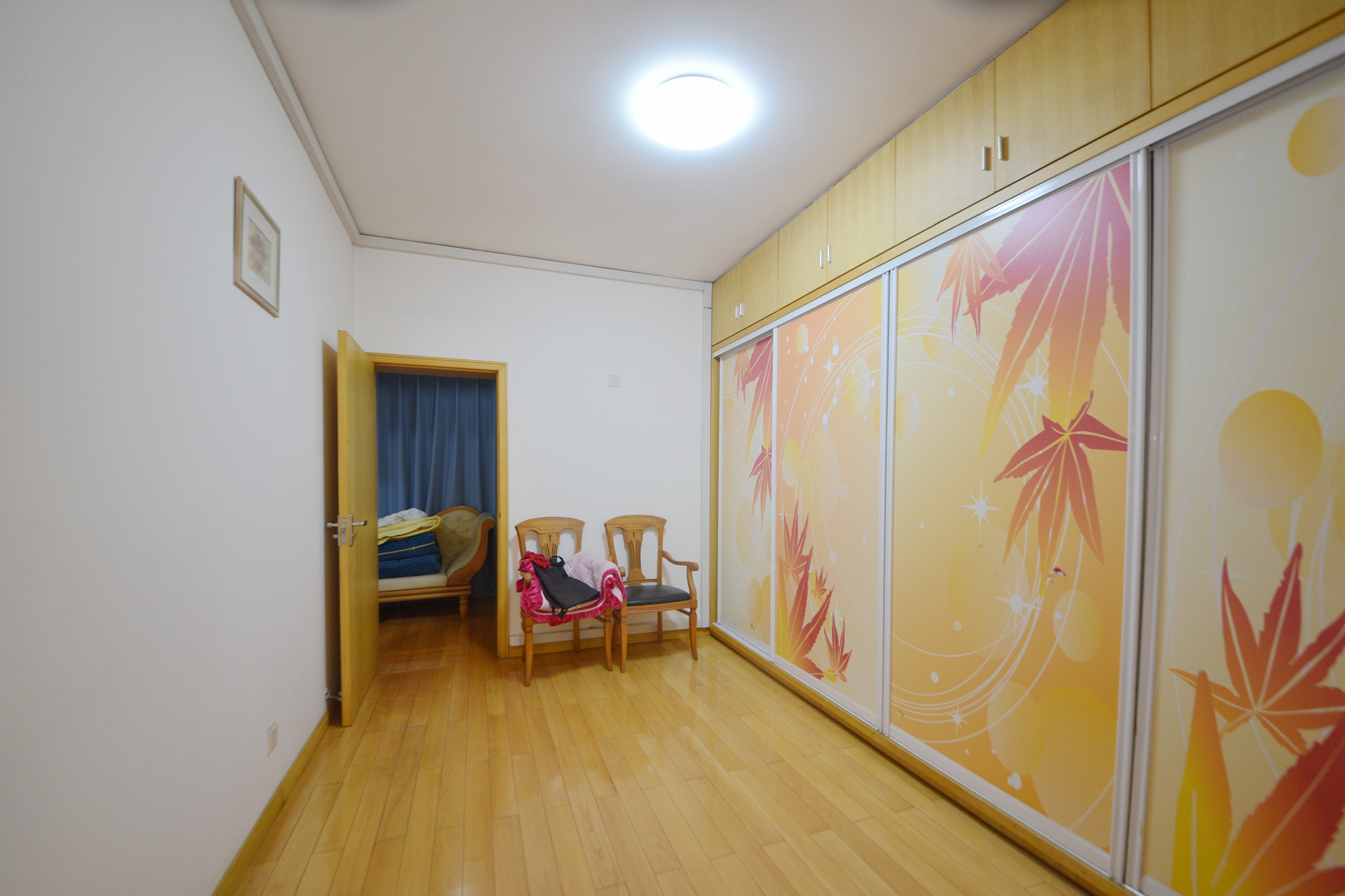 梓园花苑  4室2厅2卫   180.00万卧室