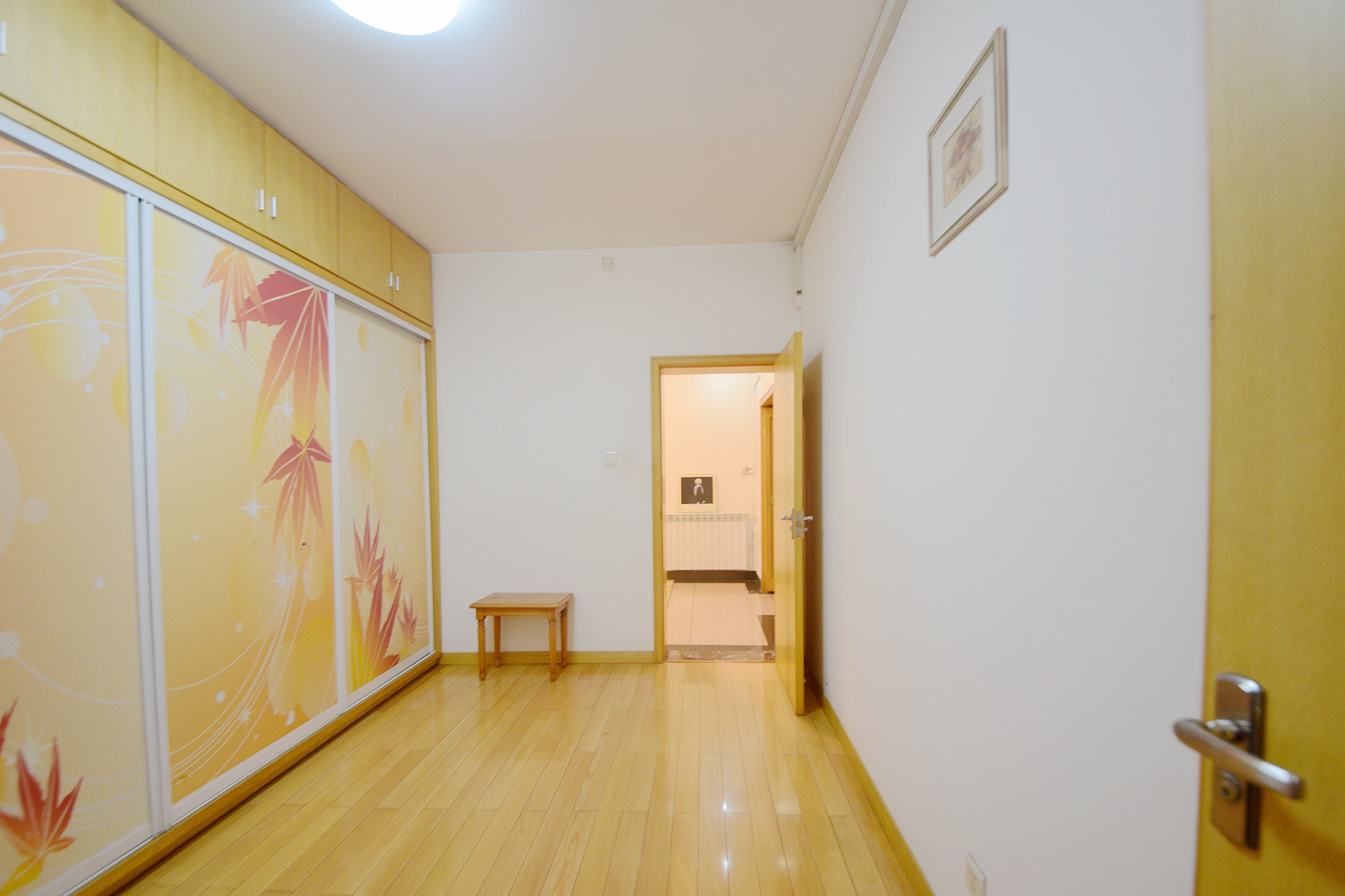 梓园花苑  4室2厅2卫   180.00万卧室