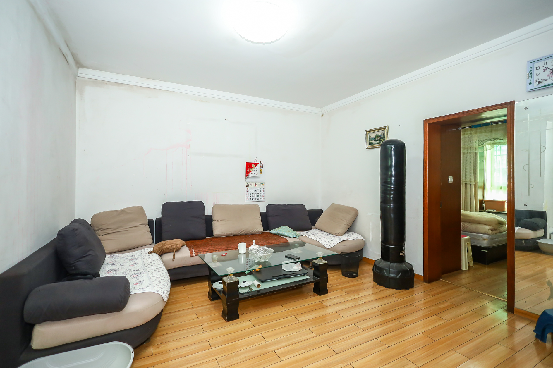 中南汽车世界  2室2厅1卫    35.0万 中南汽车世界  2室2厅1卫    35.0万客厅