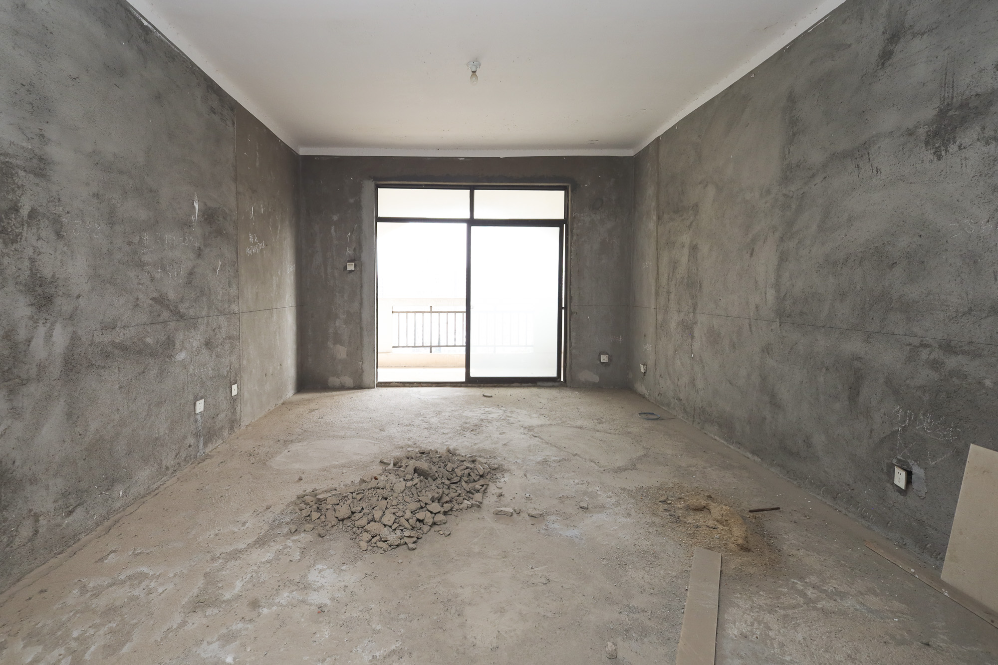 阳光丽城一期 4室2厅2卫 135.0万 阳光丽城一期 4室2厅2卫 135.0万客厅