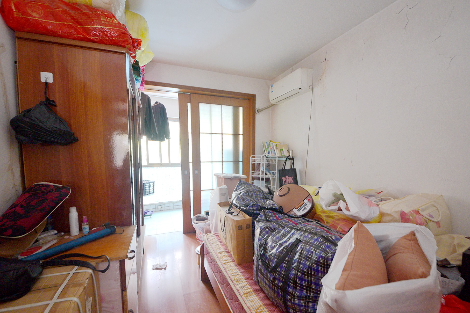 杨铭园  3室2厅2卫   90.00万卧室