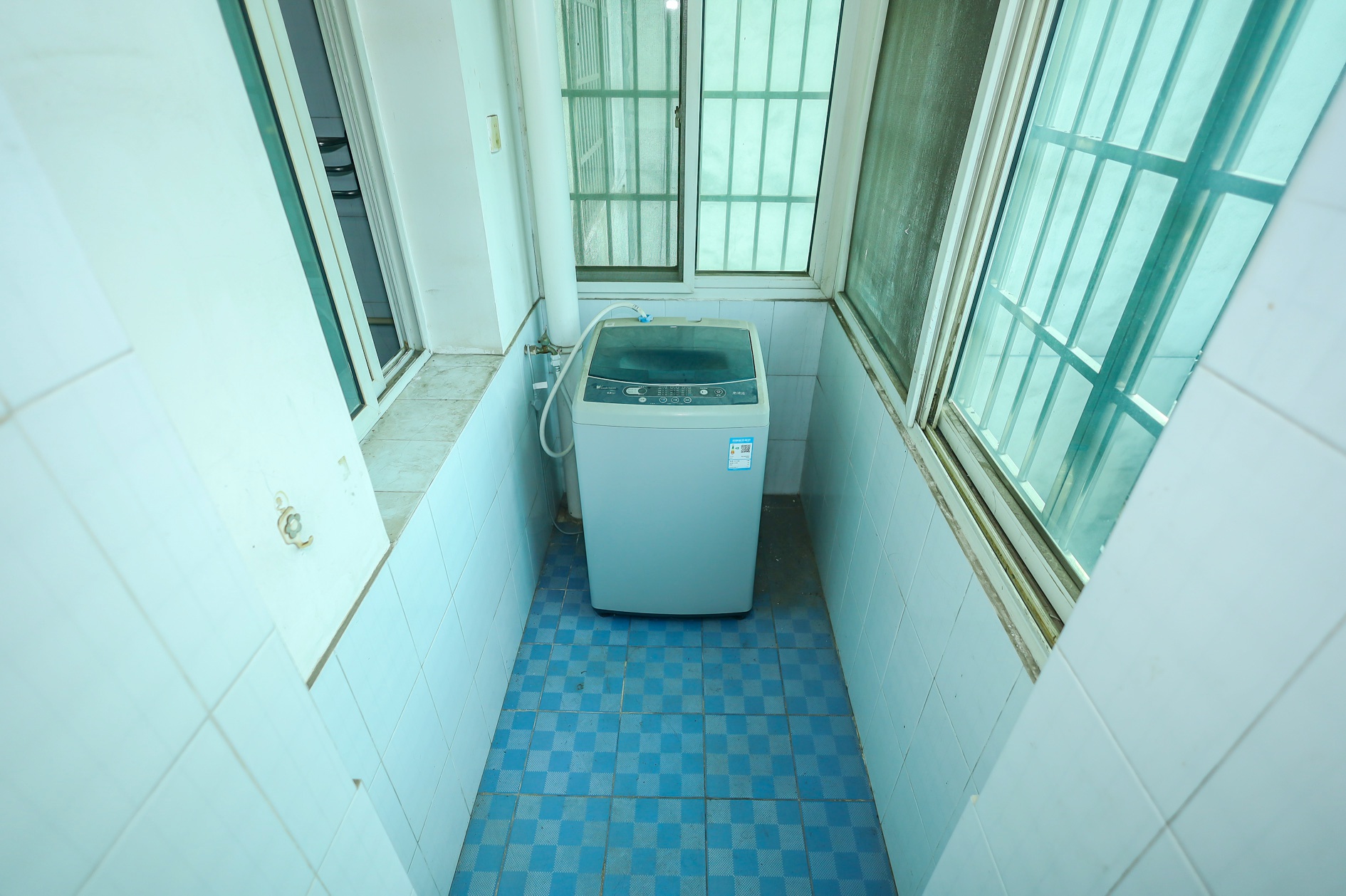 欣安小区  3室2厅2卫   61.00万阳台