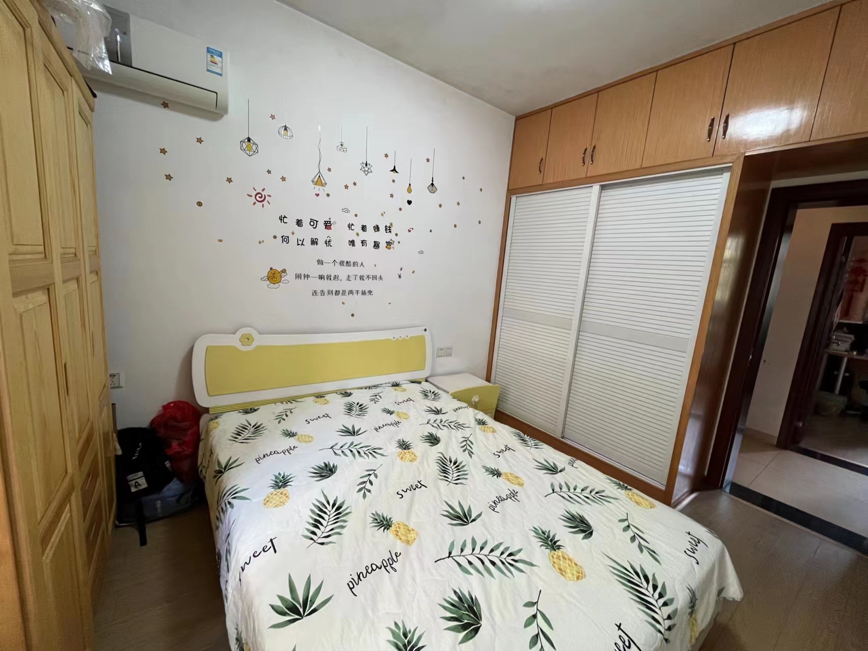 华雅花园  3室2厅2卫   59.80万客厅