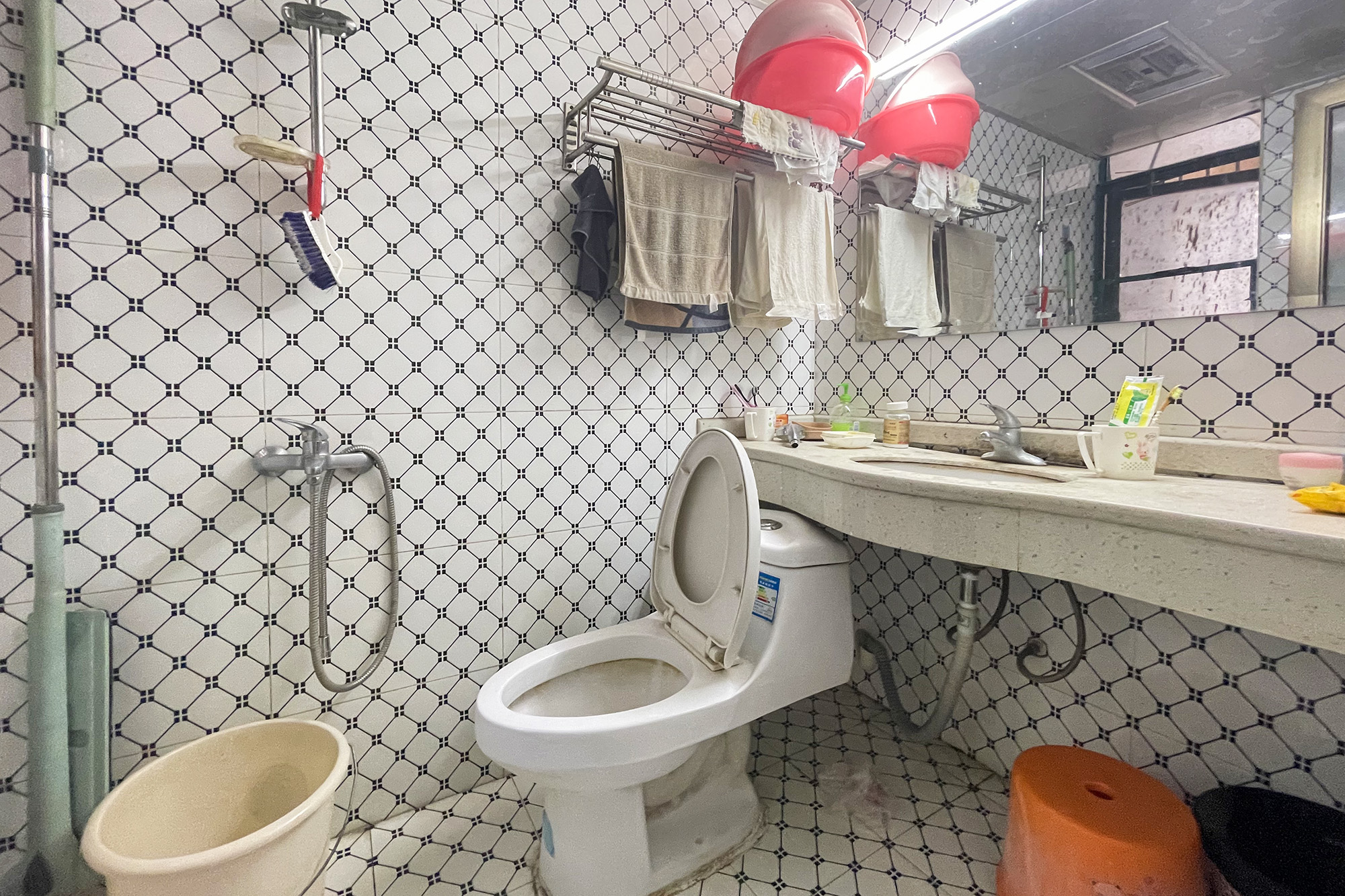 红建华府  1室1厅1卫   23.80万卫生间