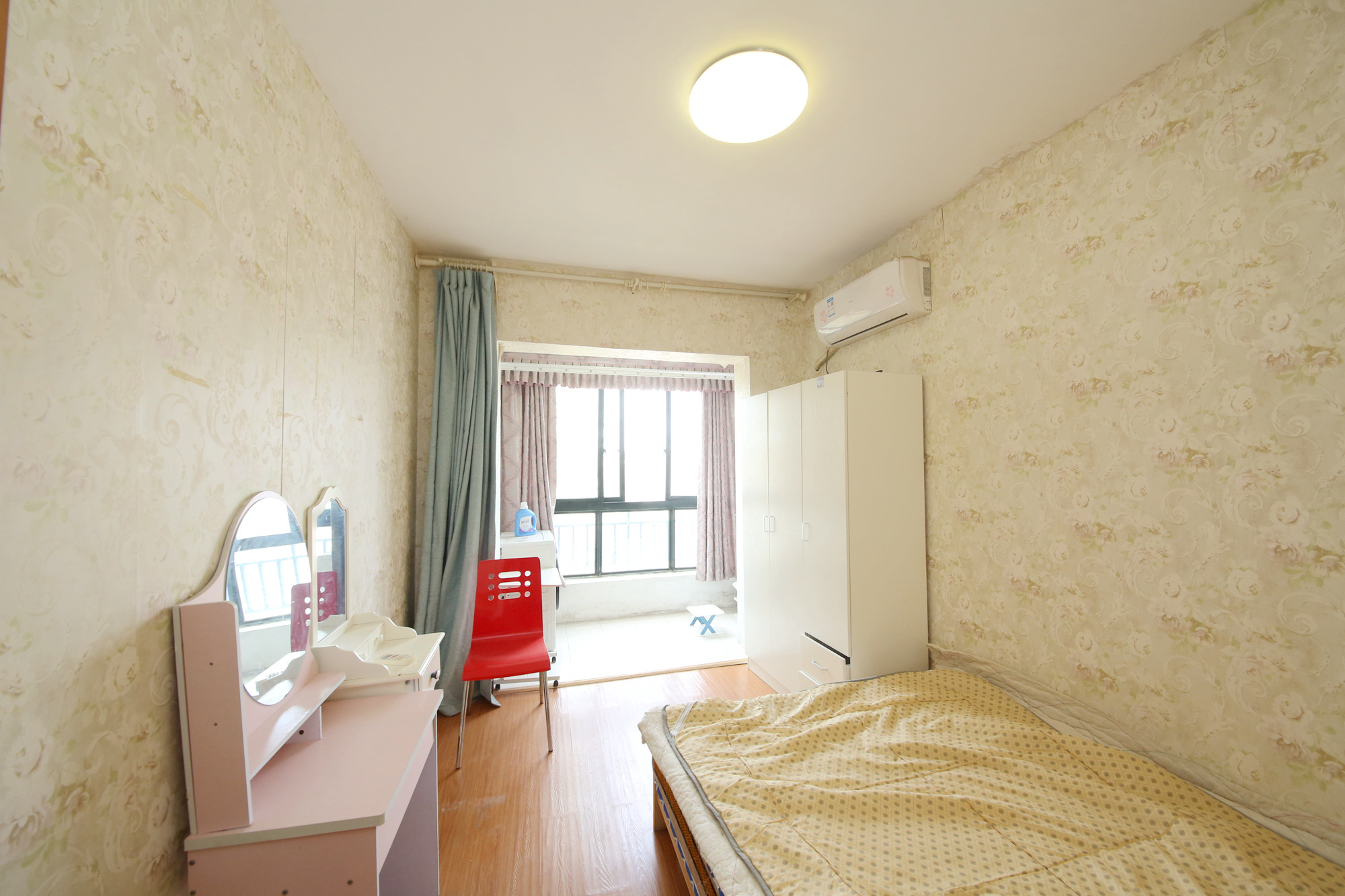 东玺门  2室2厅1卫   92.00万卧室