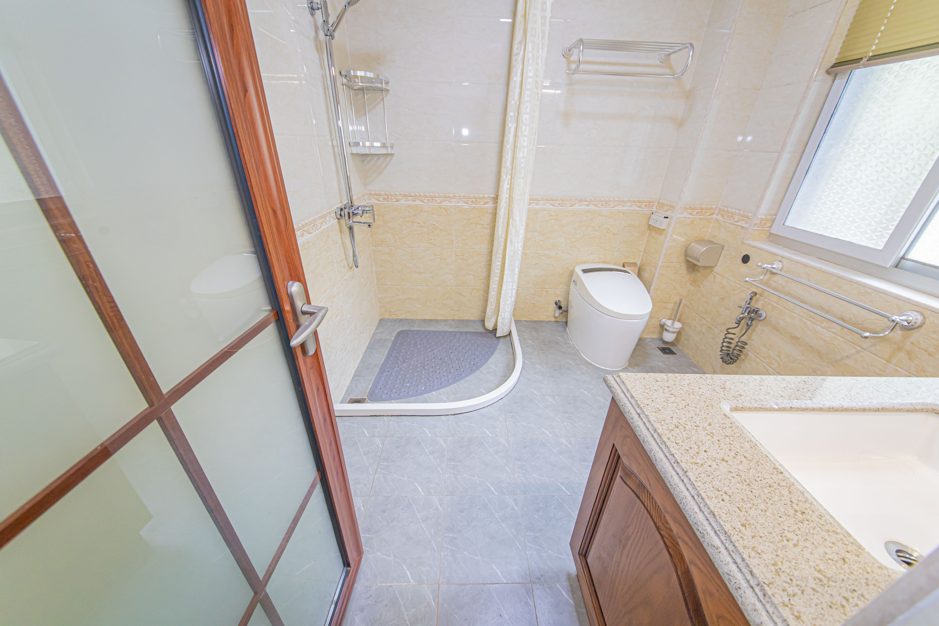 九峰小区(一二三四区) 4室2厅2卫 300.0万 九峰小区(一二三四区) 4室2厅2卫 300.0万卫生间