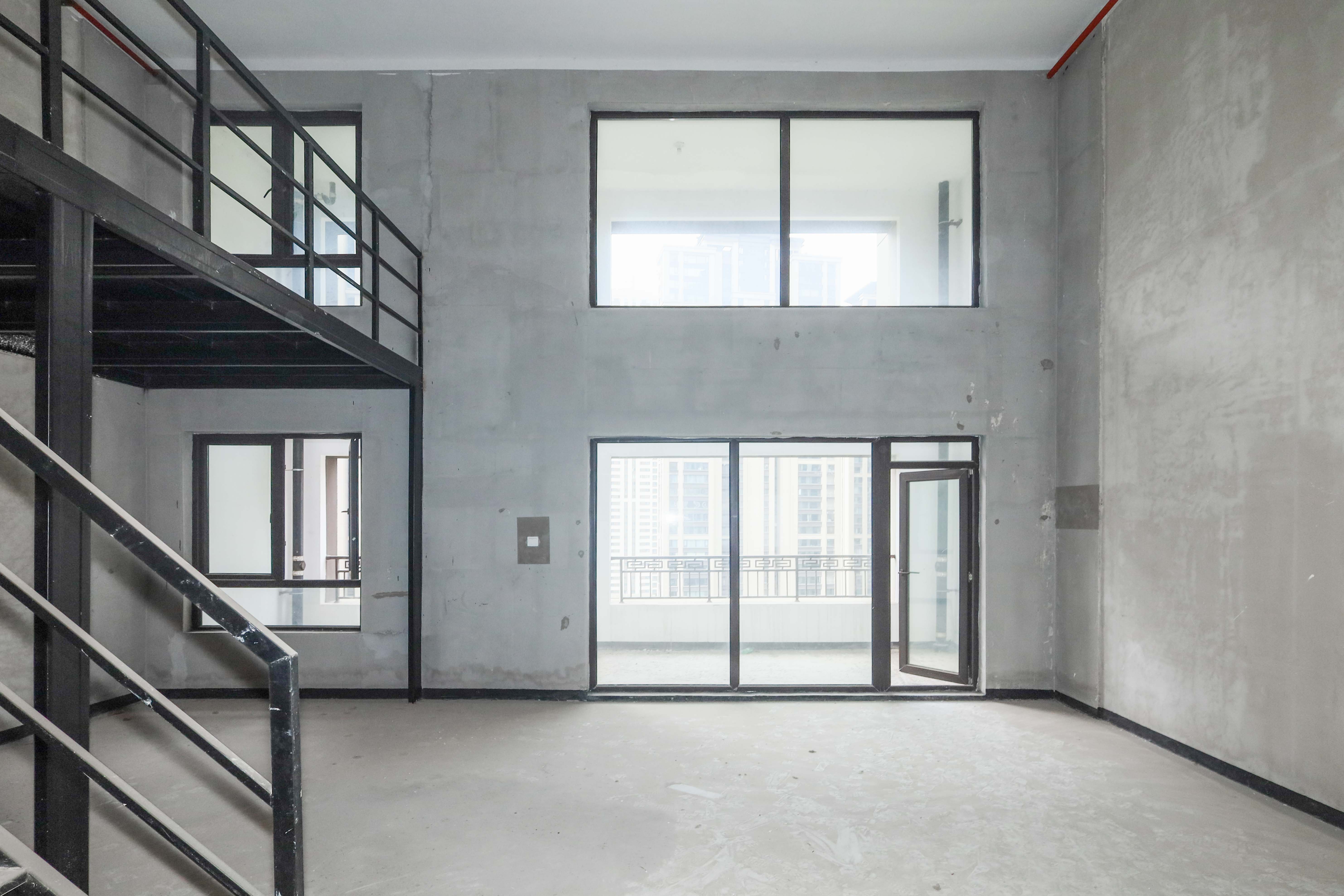 建發(fā)央著  4室2廳2衛(wèi)    320.0萬客廳