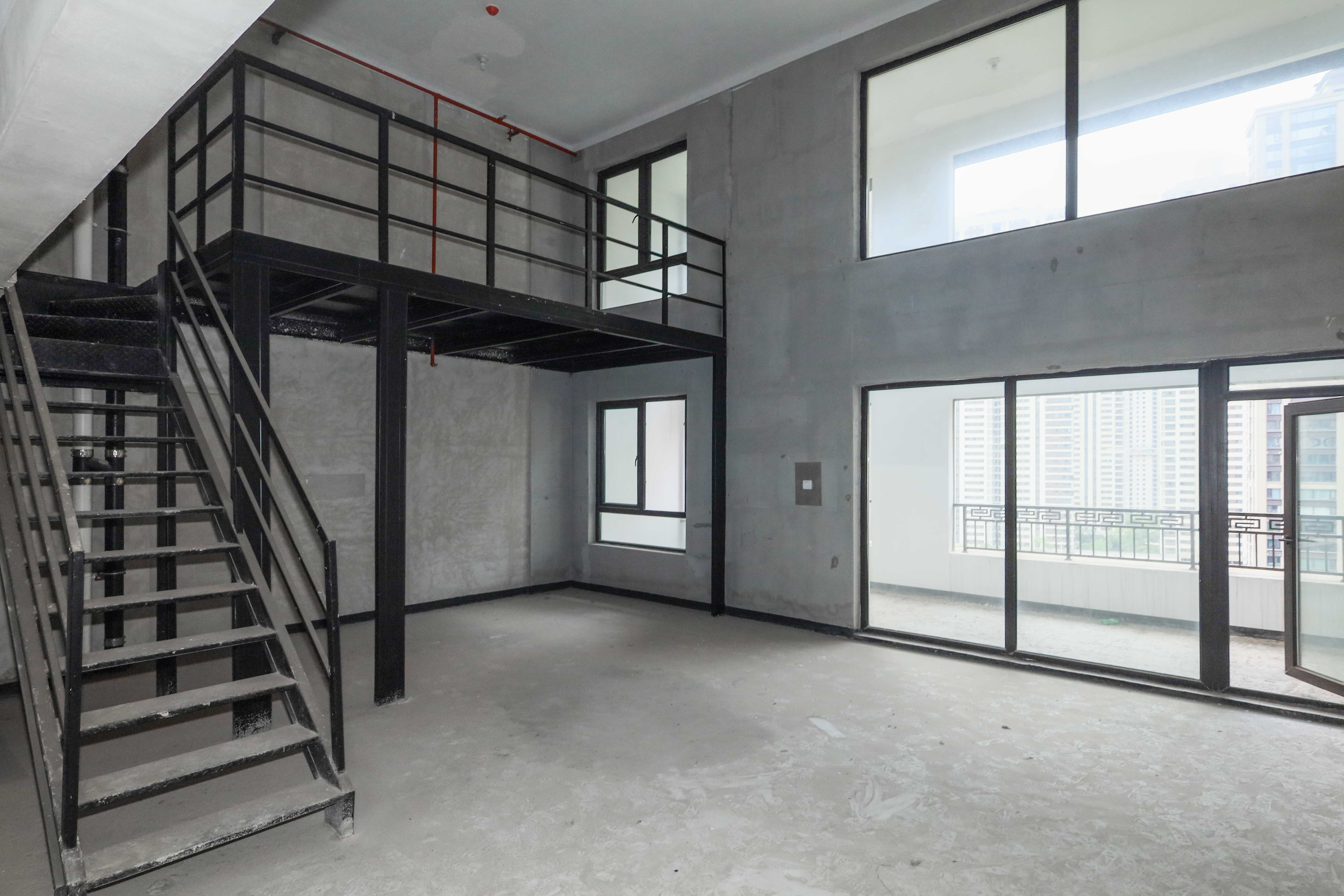 建發(fā)央著  4室2廳2衛(wèi)    320.0萬客廳