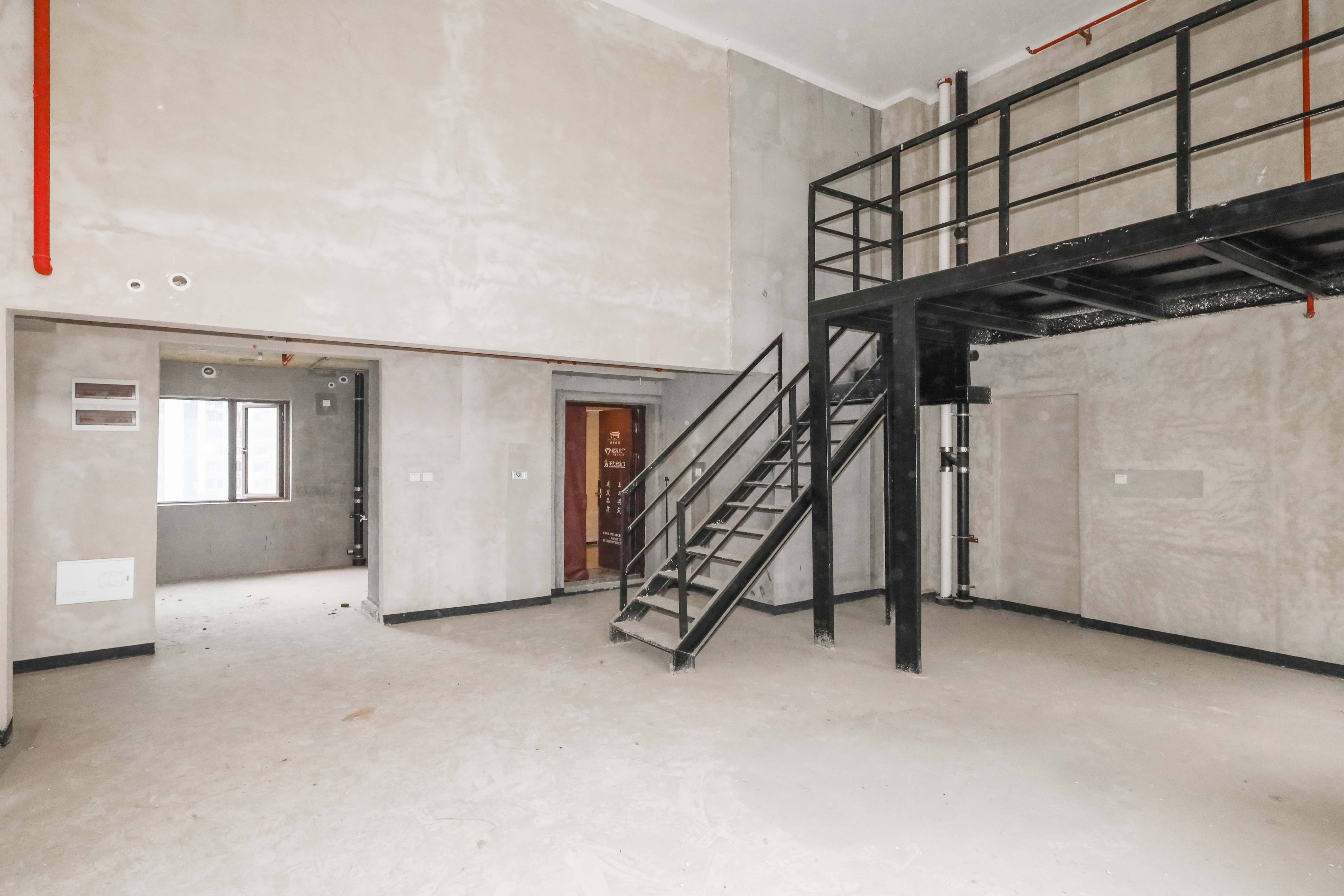 建發(fā)央著  4室2廳2衛(wèi)    320.0萬客廳