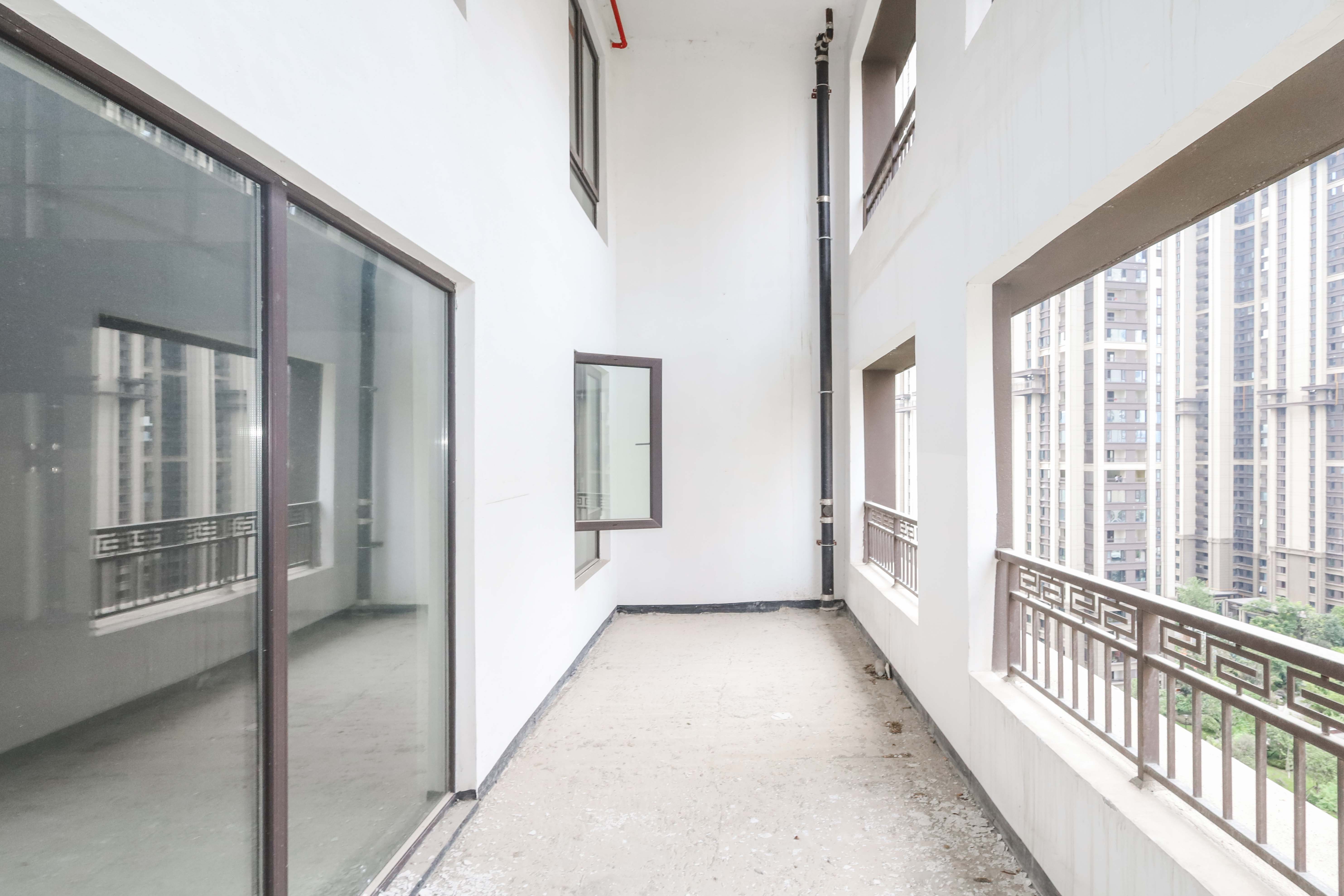 建發(fā)央著  4室2廳2衛(wèi)    320.0萬陽臺