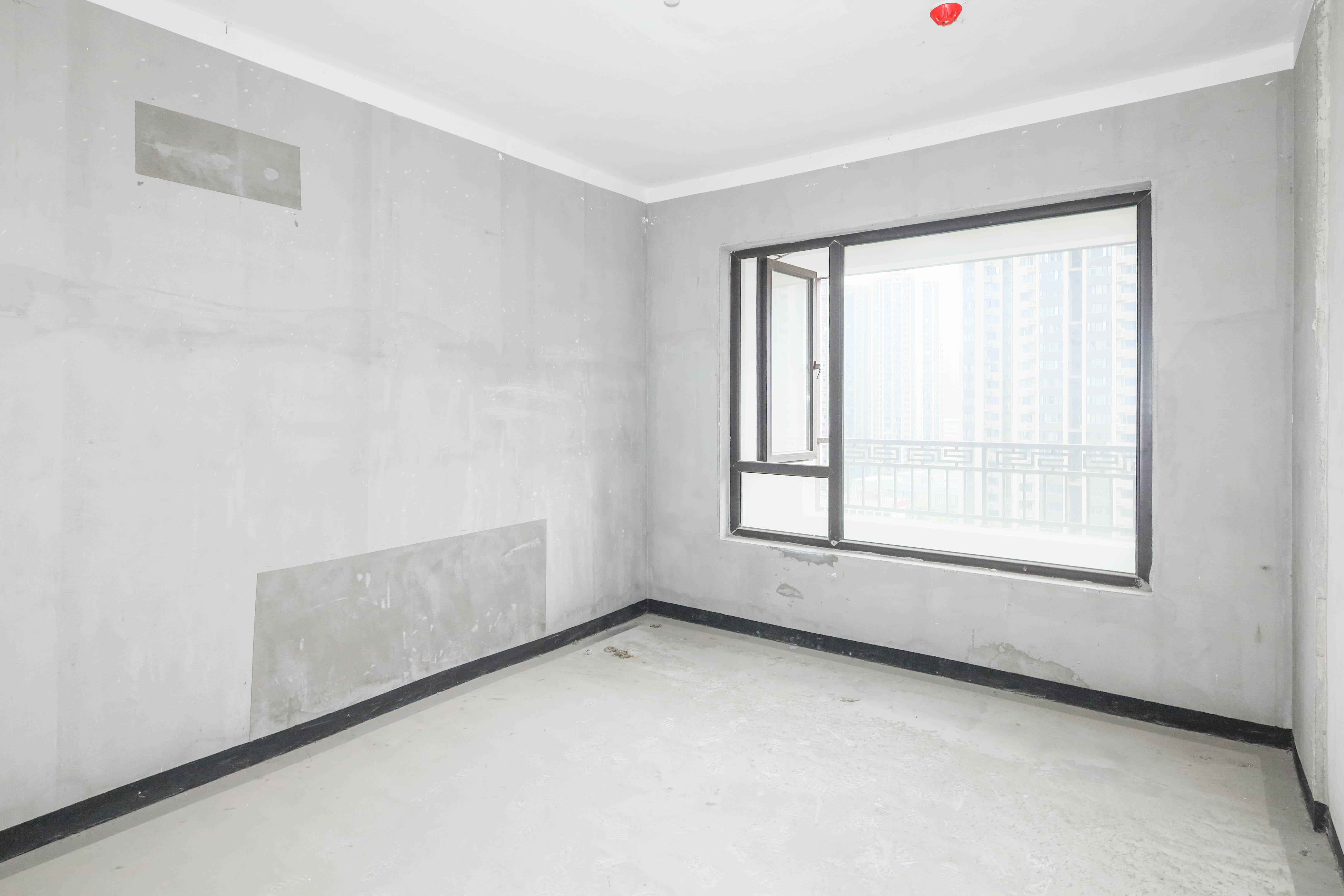 建發(fā)央著  4室2廳2衛(wèi)    320.0萬臥室