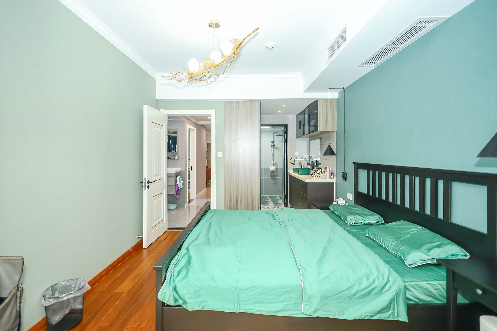 新长海广场 3室2厅2卫 88.0万 新长海广场 3室2厅2卫 88.0万卧室