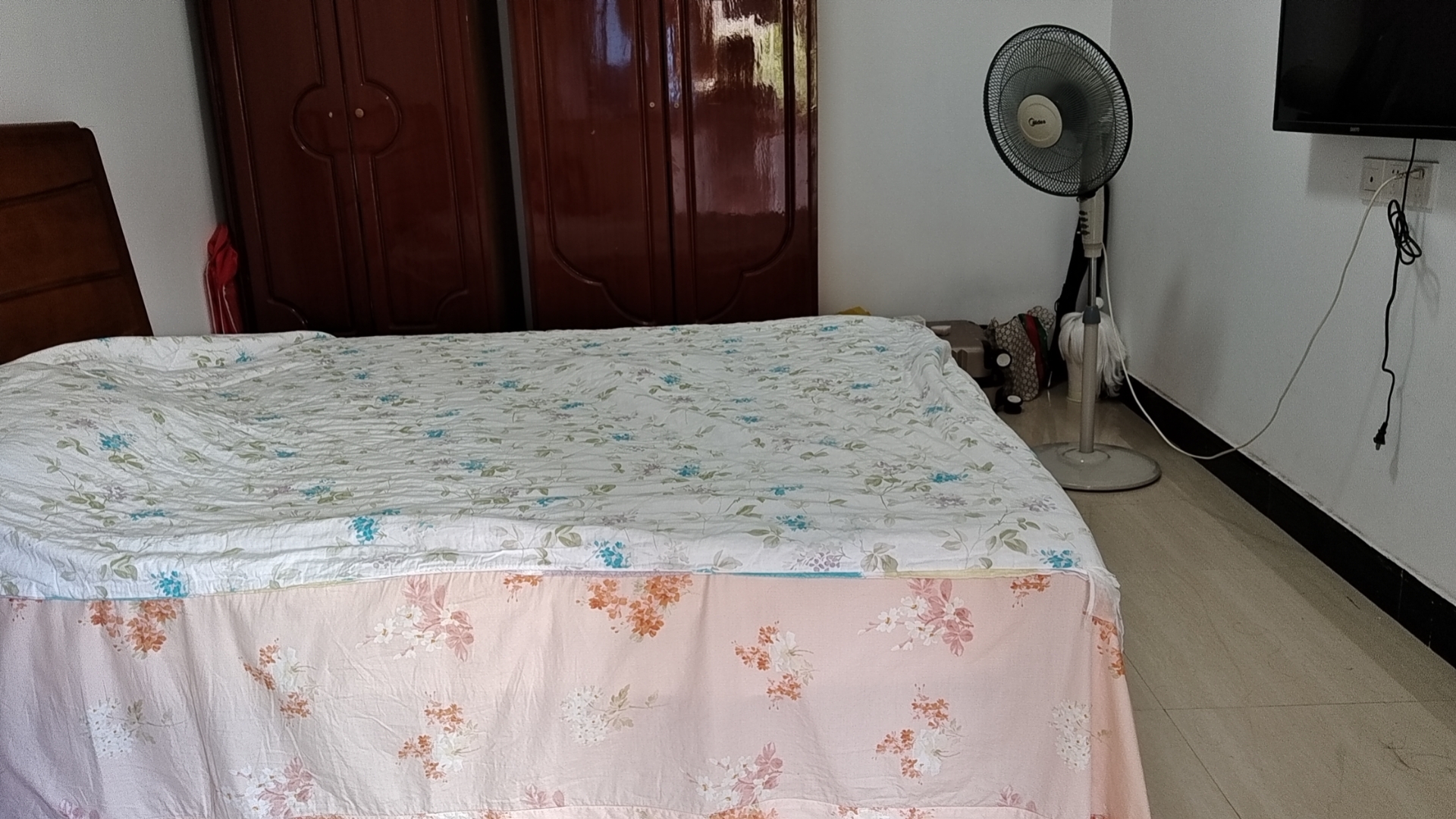 立竹新二村  4室2厅2卫    39.8万 立竹新二村  4室2厅2卫    39.8万客厅