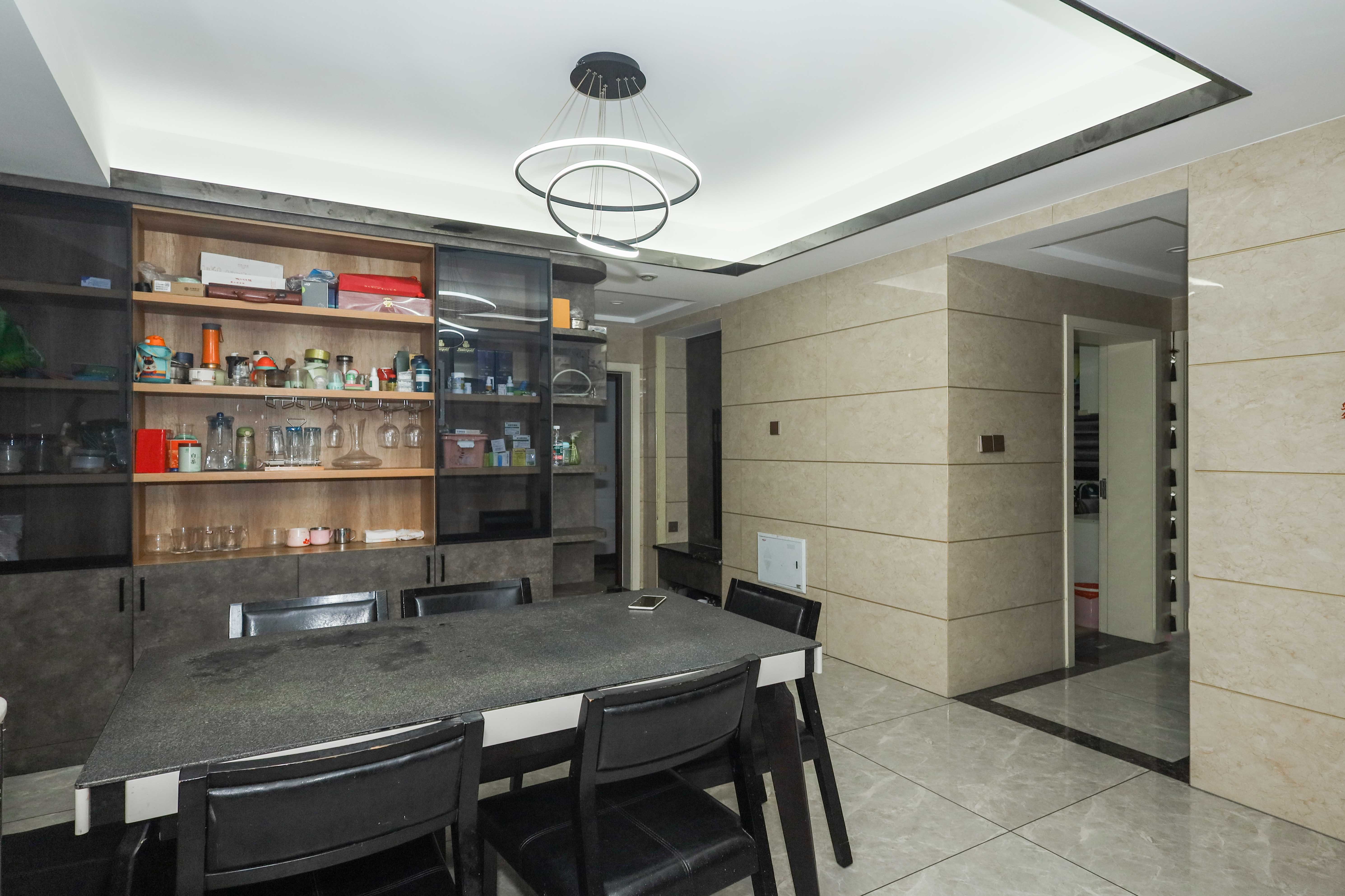 保利麓谷林语F区  4室2厅2卫    140.0万客厅