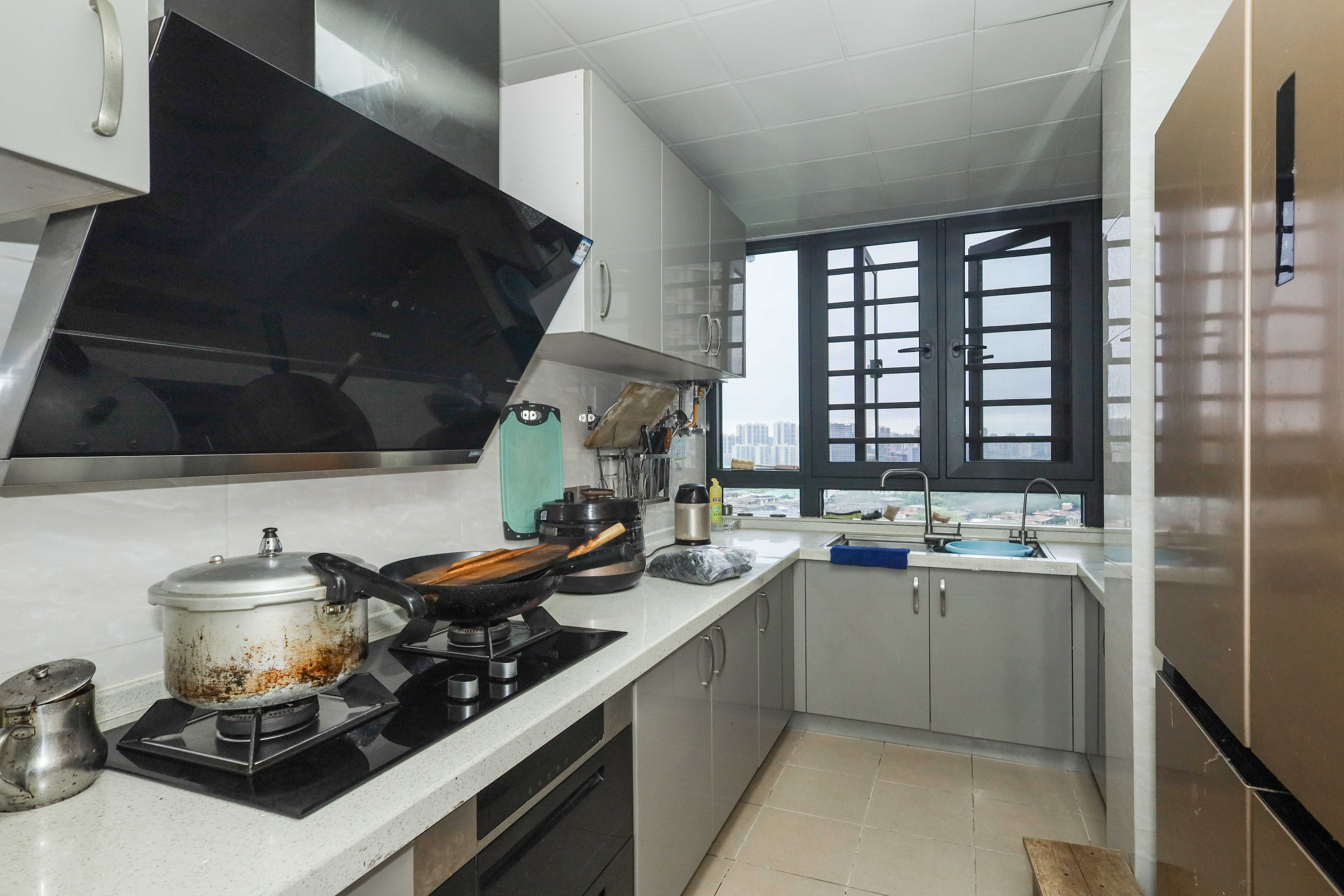 保利麓谷林语F区  4室2厅2卫    140.0万厨房