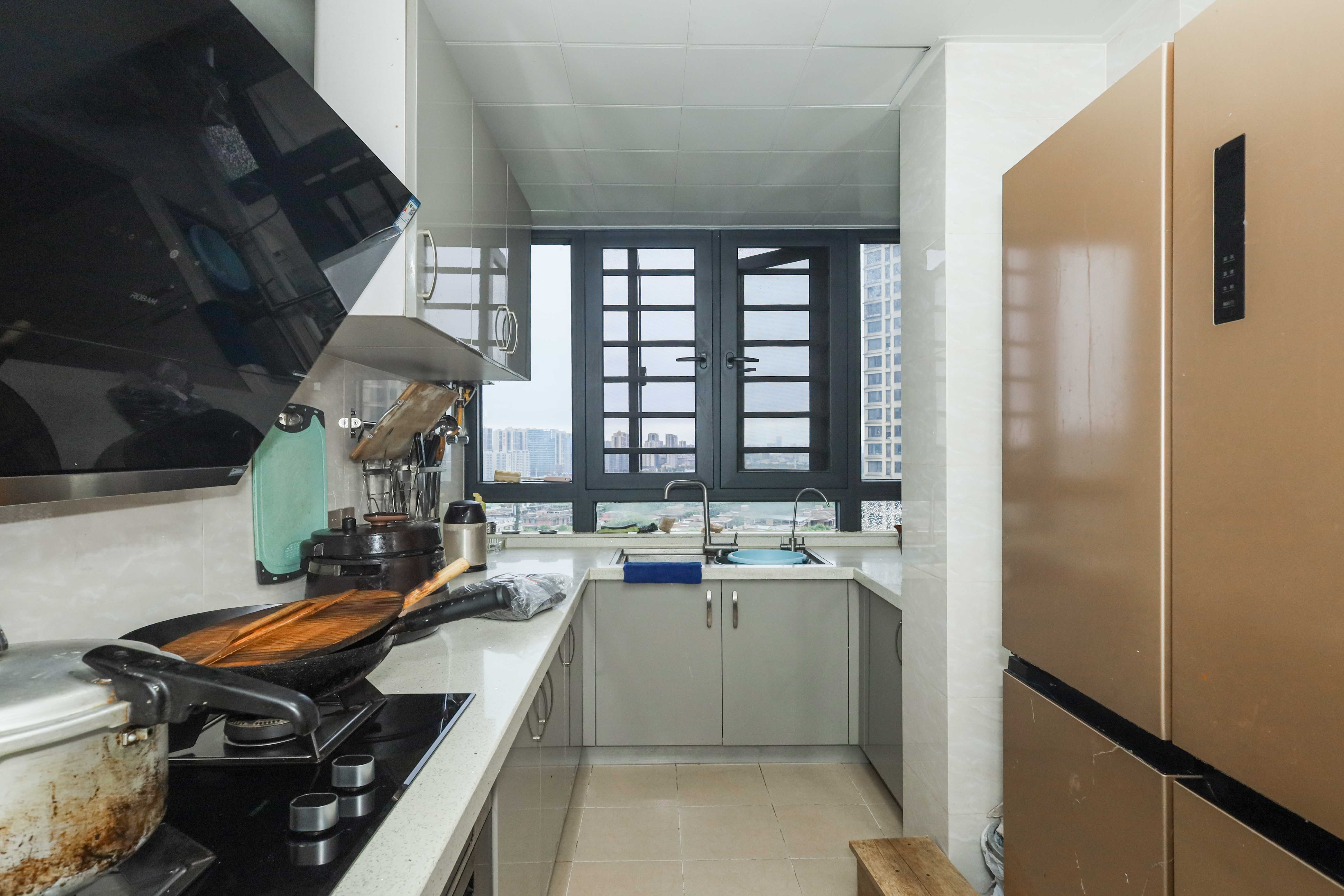 保利麓谷林语F区  4室2厅2卫    140.0万厨房