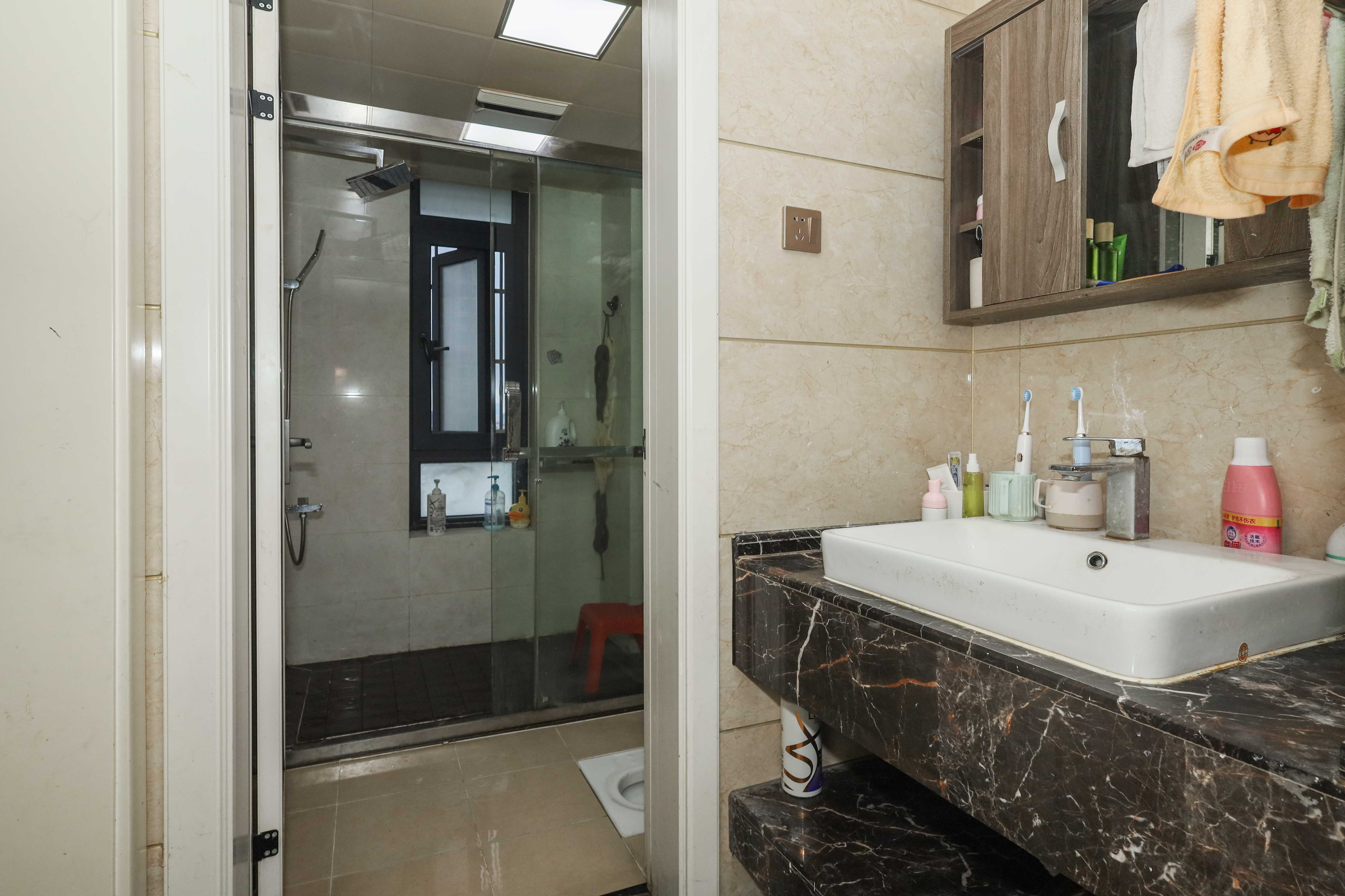 保利麓谷林语F区  4室2厅2卫    140.0万卫生间