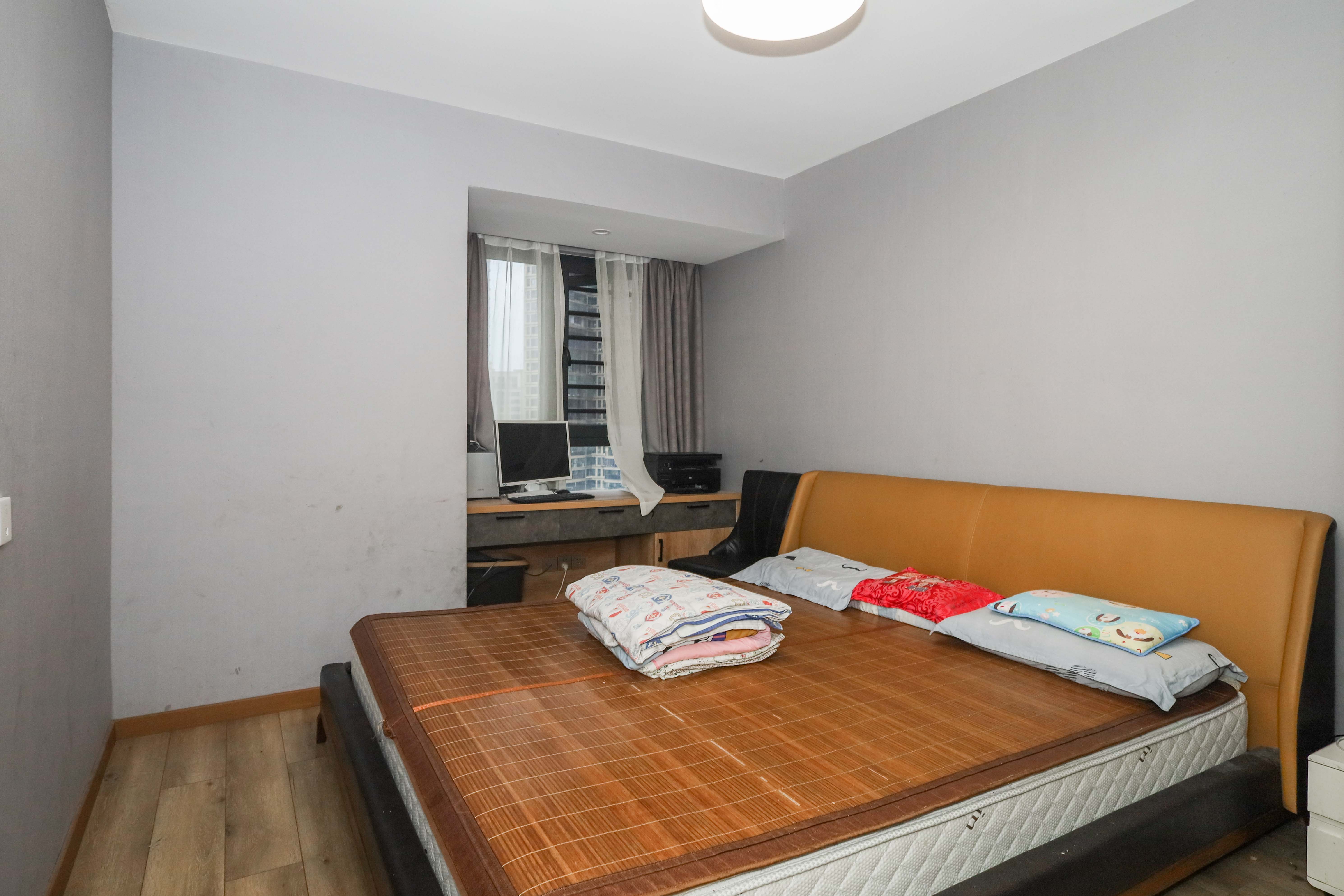 保利麓谷林语F区  4室2厅2卫    140.0万卧室