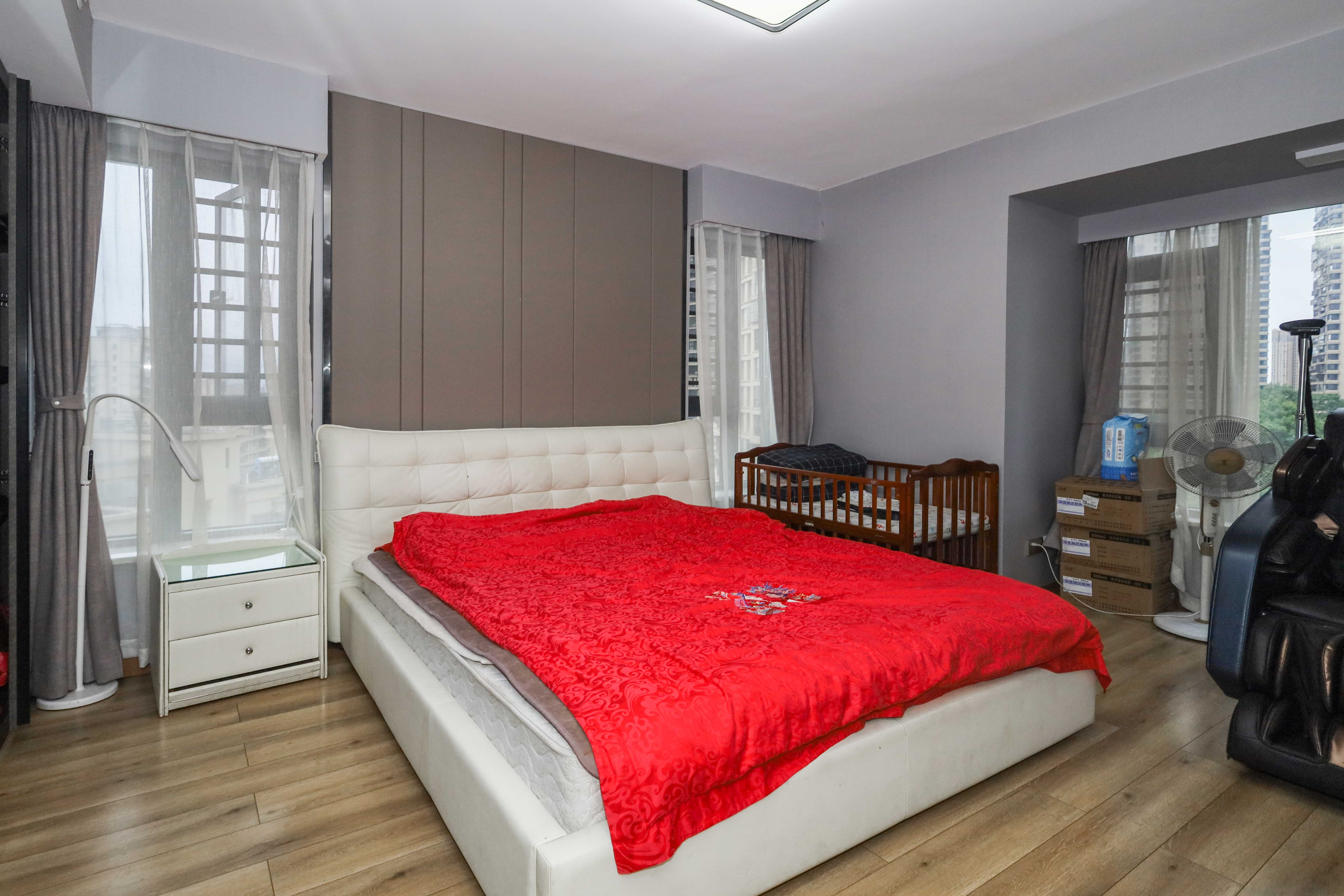 保利麓谷林语F区  4室2厅2卫    140.0万卧室