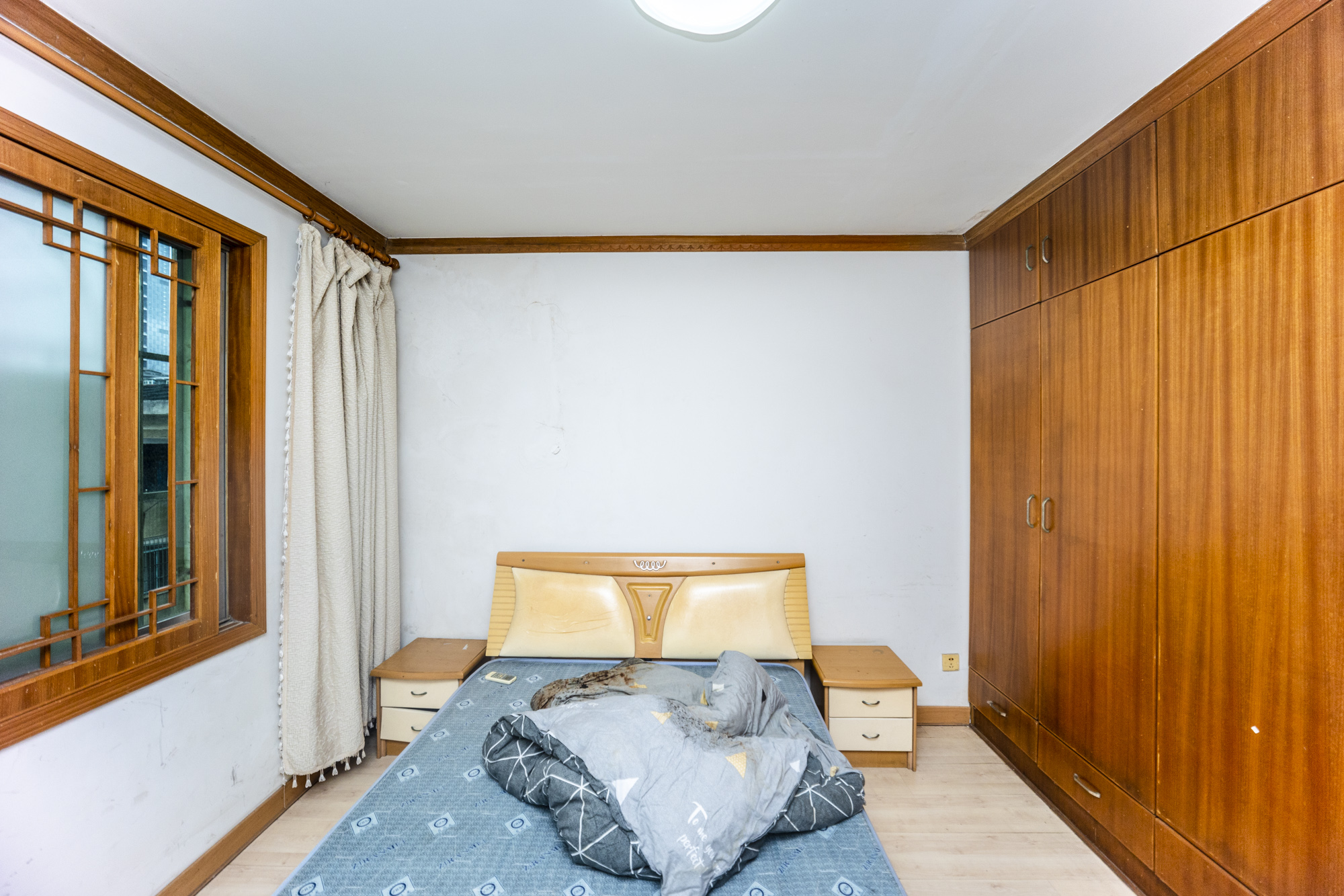 南建公寓  5室3厅2卫   99.80万卧室