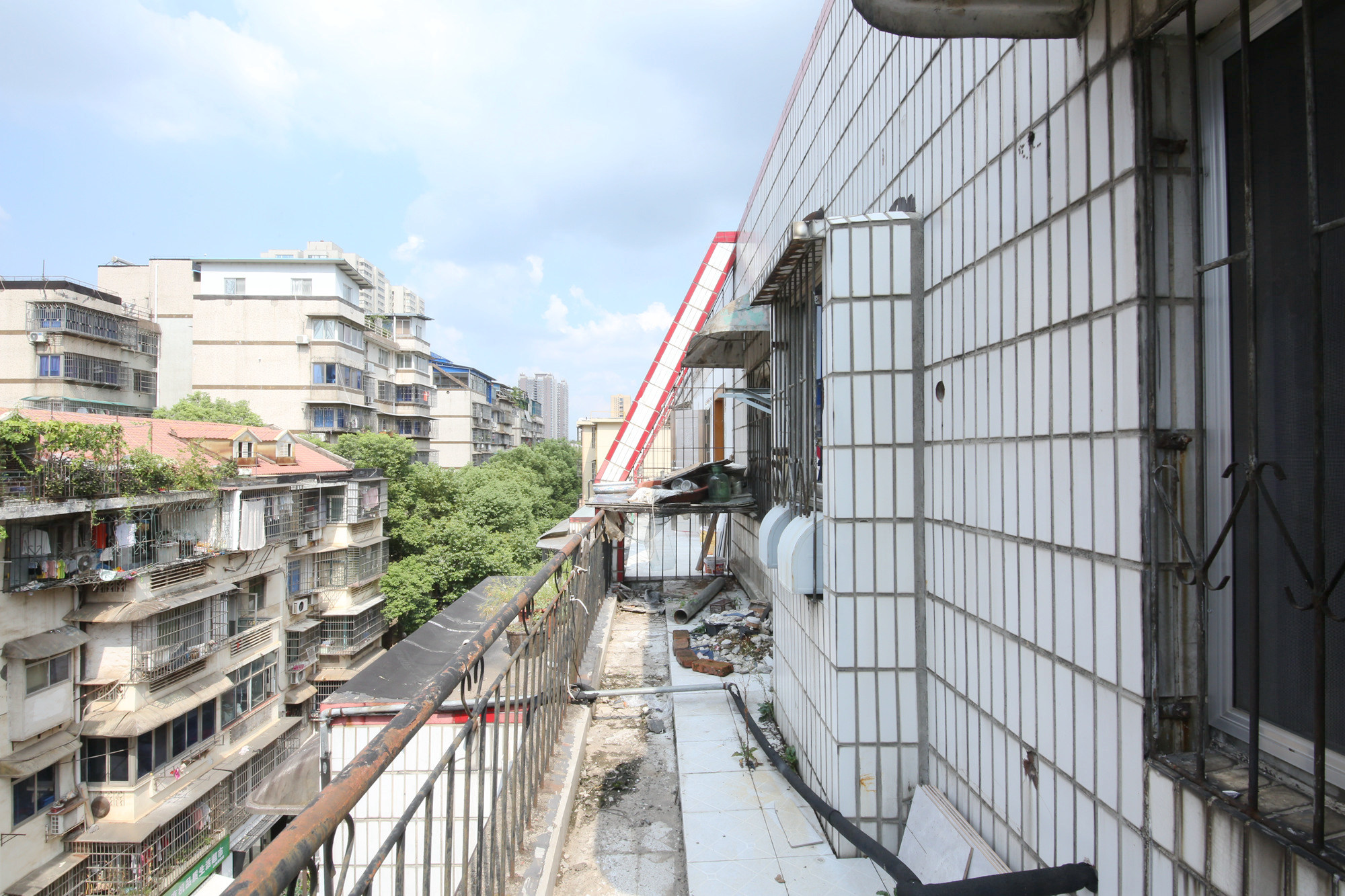 人民新村鸿基公寓  3室1厅1卫   60.00万阳台