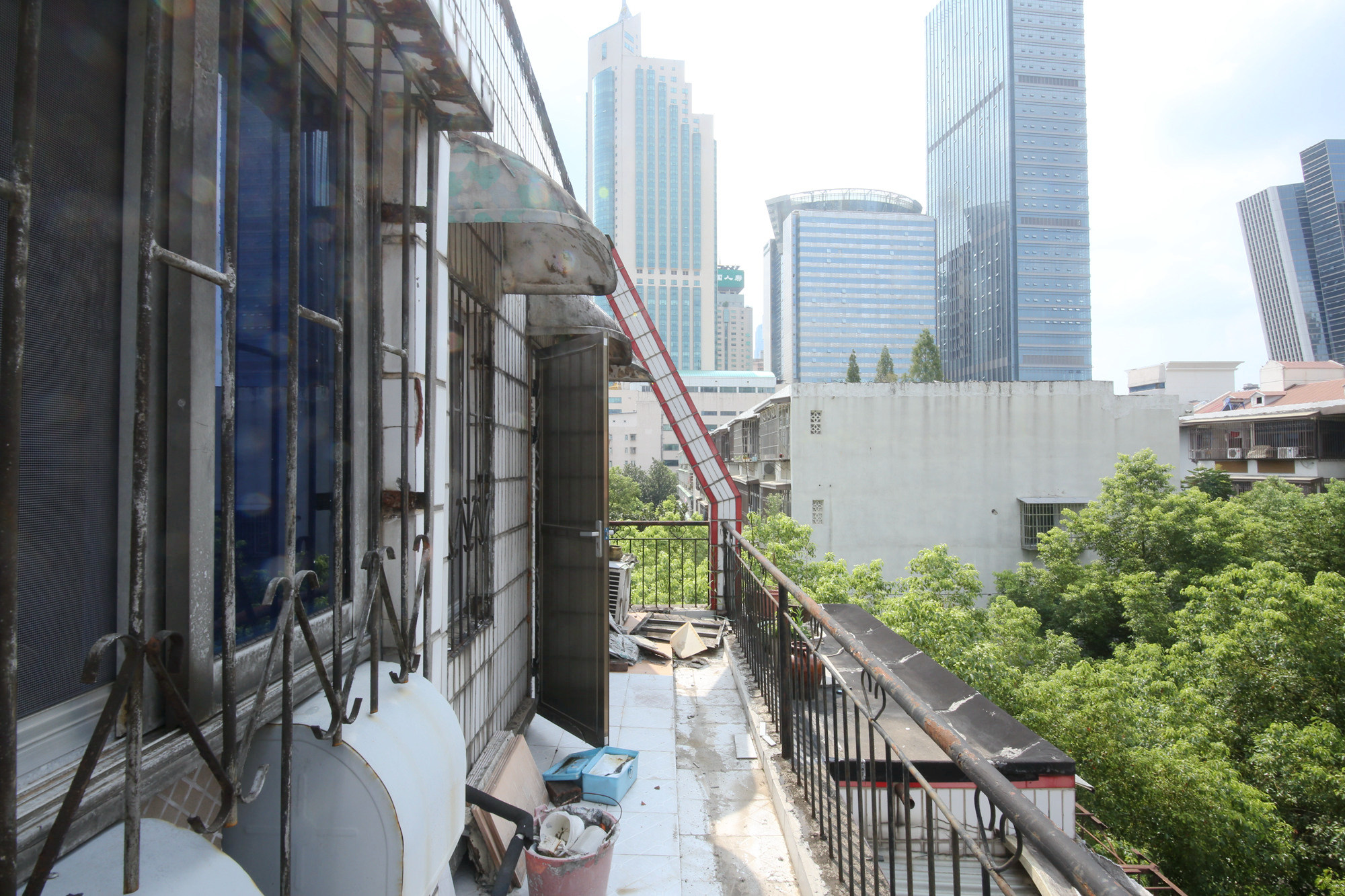 人民新村鸿基公寓  3室1厅1卫   60.00万阳台