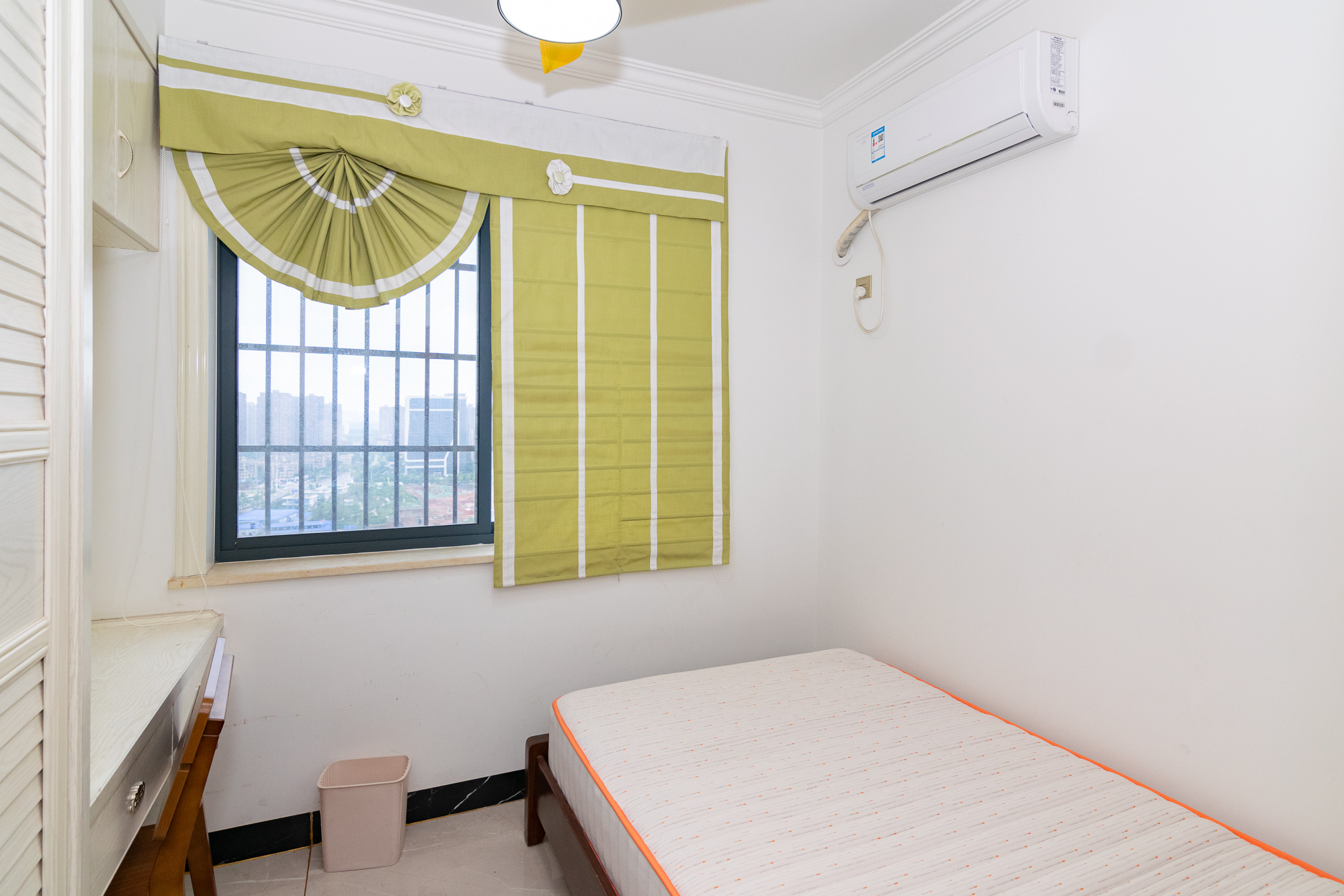 澳海澜庭 3室2厅2卫 82.0万 澳海澜庭 3室2厅2卫 82.0万卧室