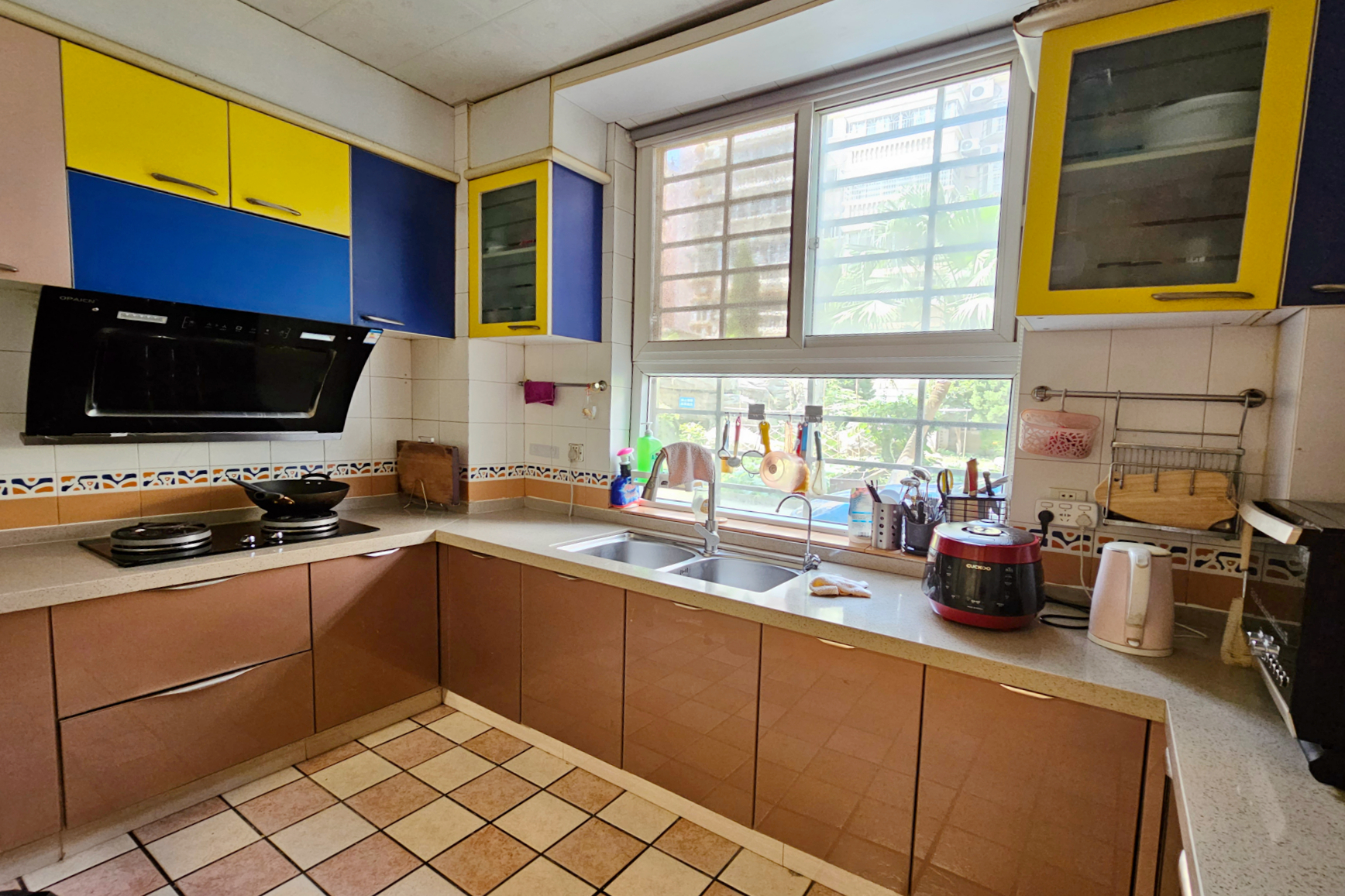 德政园  5室3厅3卫    205.0万厨房