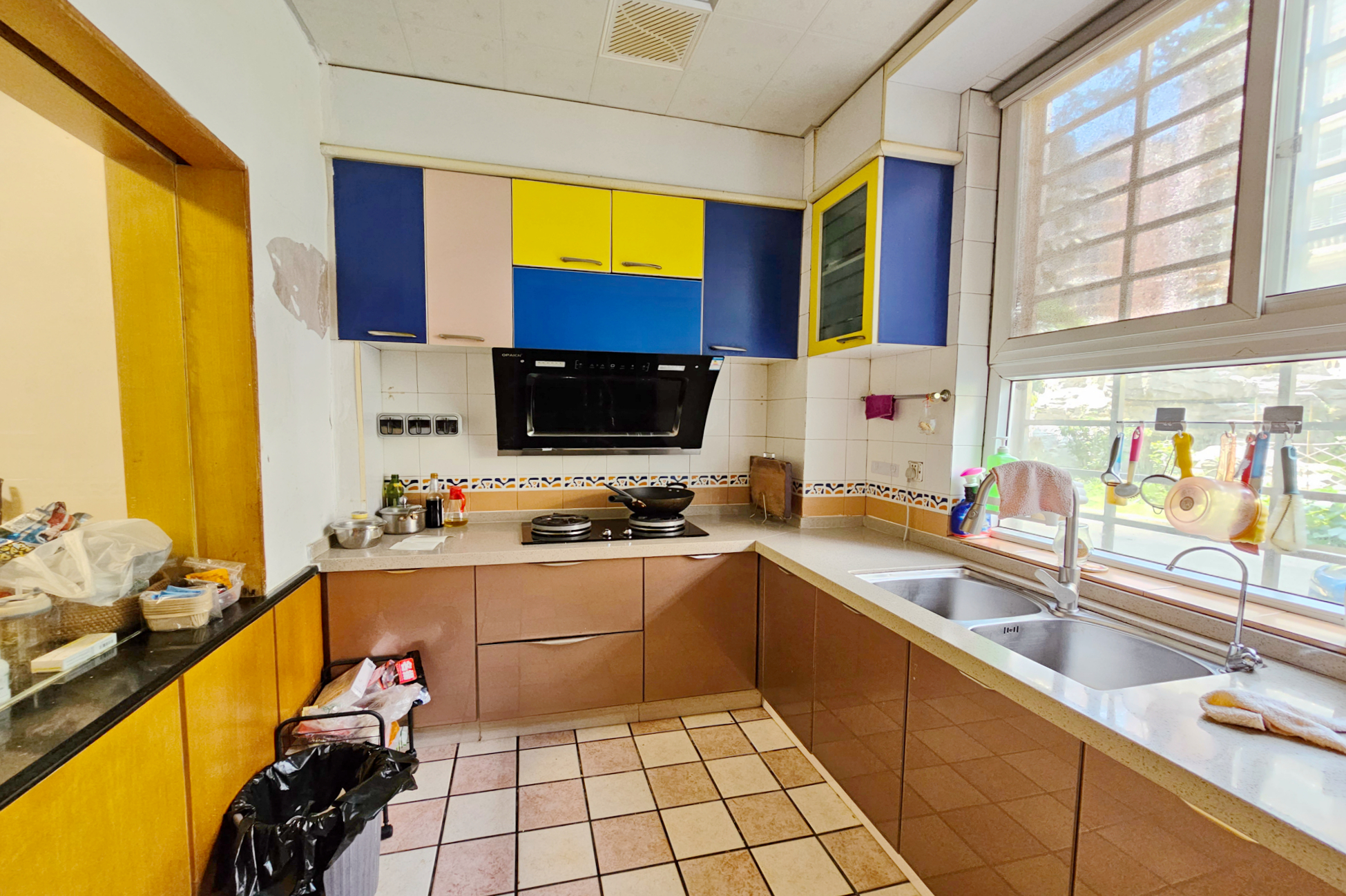 德政园  5室3厅3卫    205.0万厨房