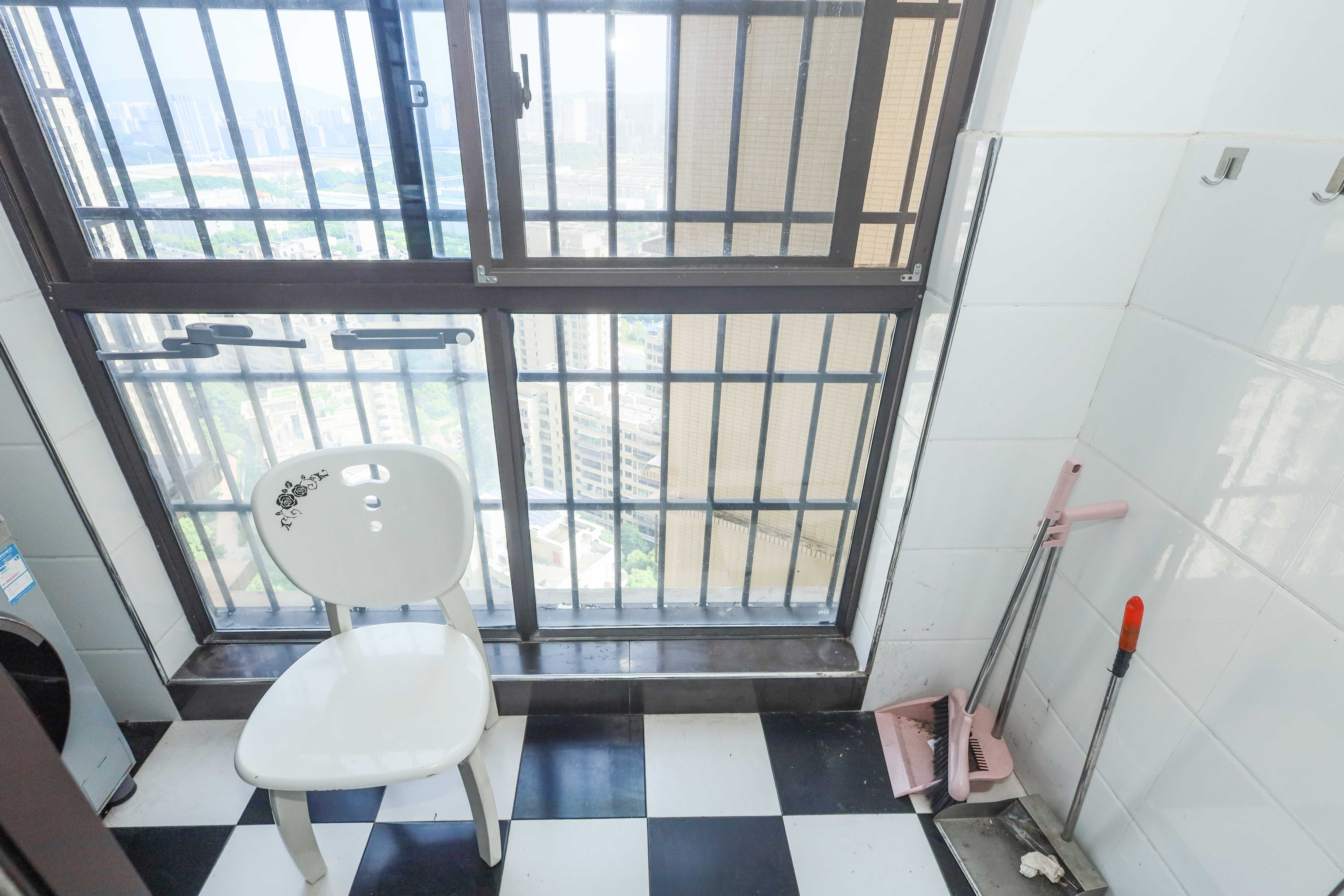 保利麓谷林语F区  3室2厅2卫   147.80万阳台