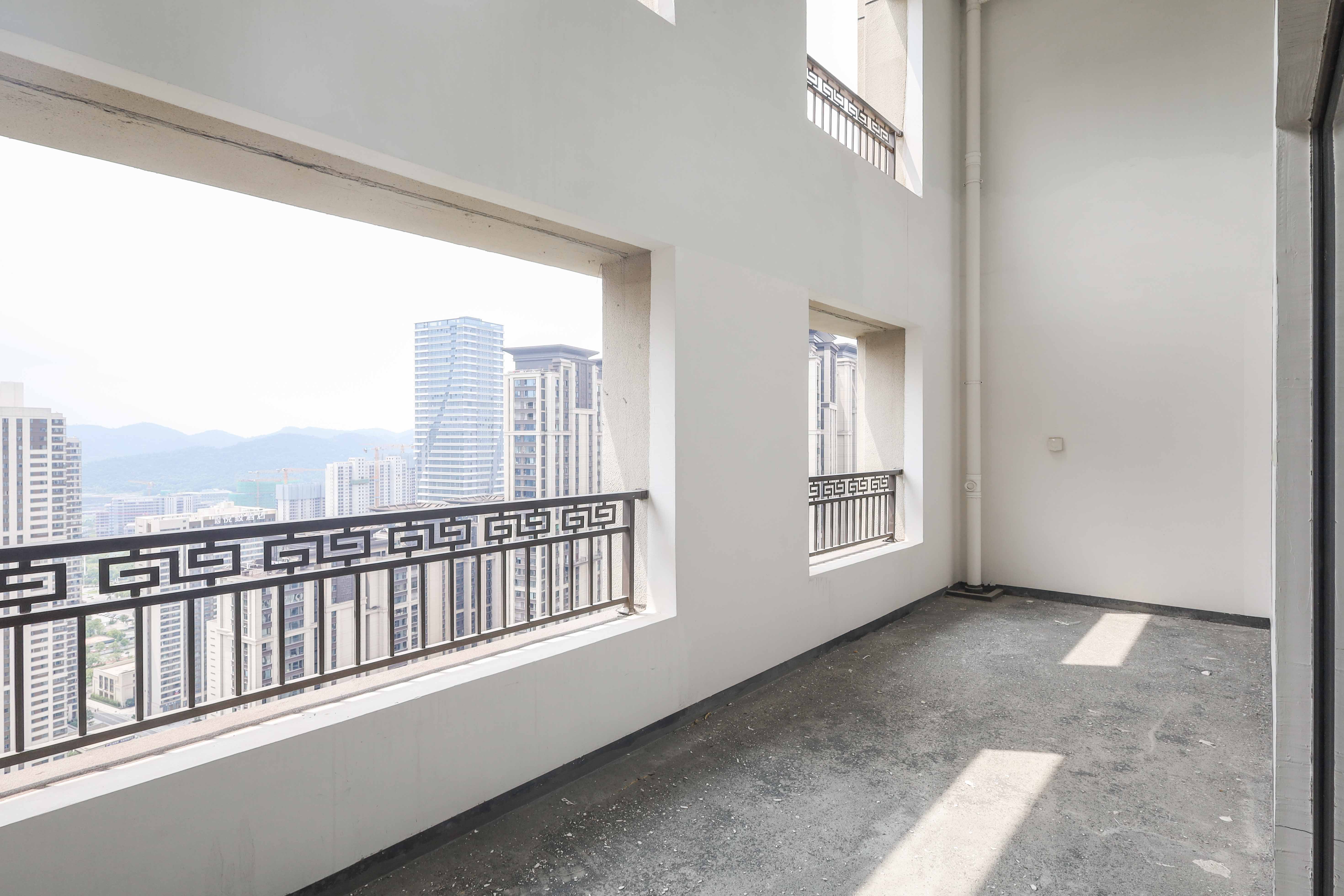 建发央著  4室2厅2卫   288.00万阳台