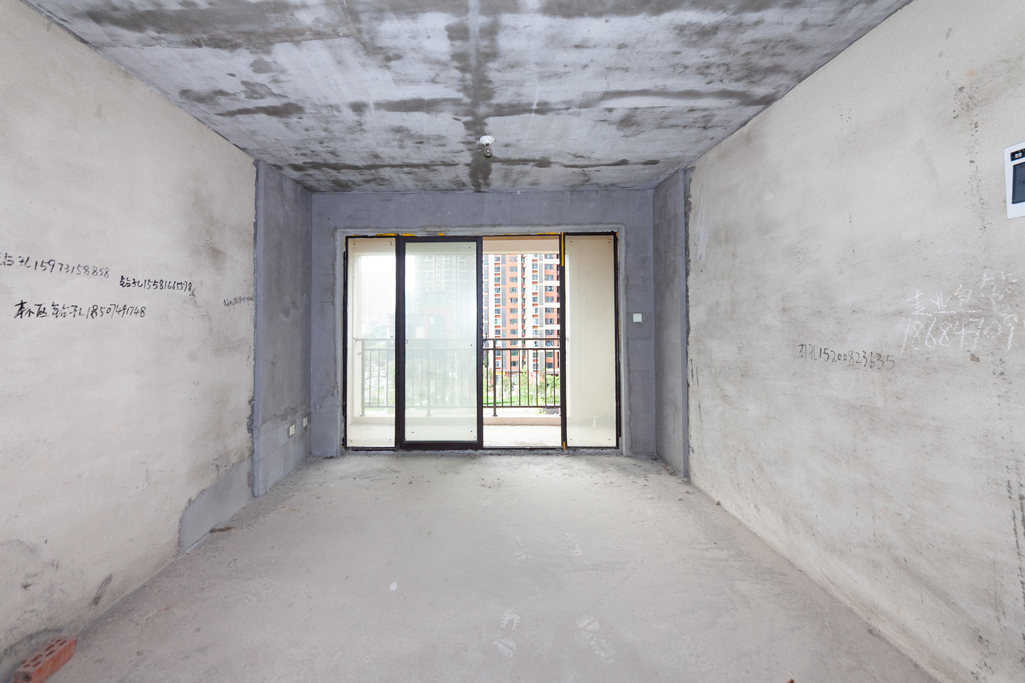 乾源国际 3室2厅2卫 65.0万 乾源国际 3室2厅2卫 65.0万客厅