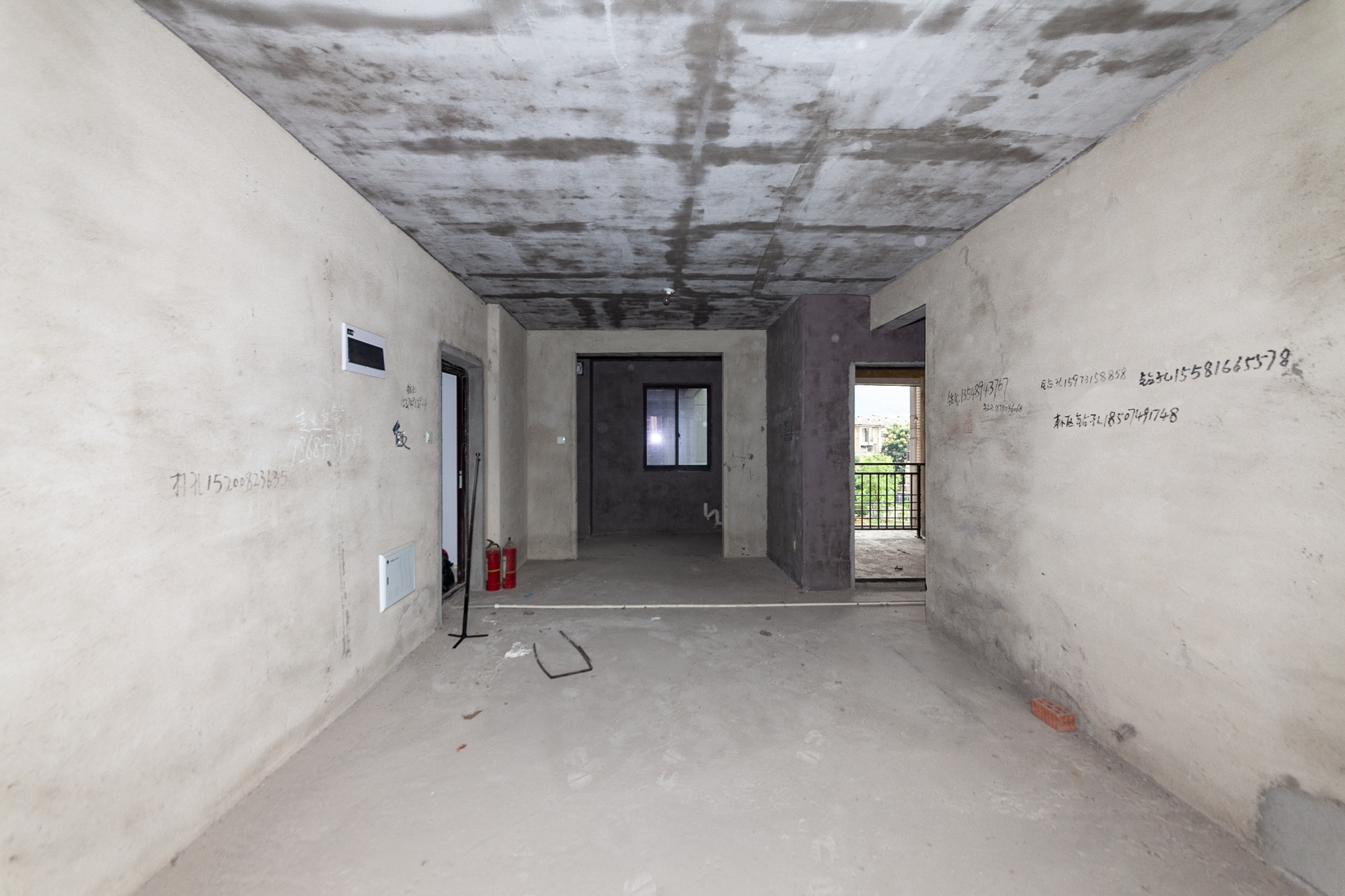 乾源国际  3室2厅2卫    65.0万客厅