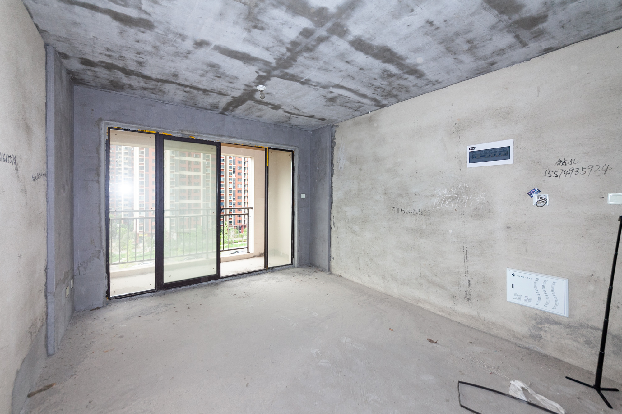 乾源国际 3室2厅2卫 65.0万 乾源国际 3室2厅2卫 65.0万客厅