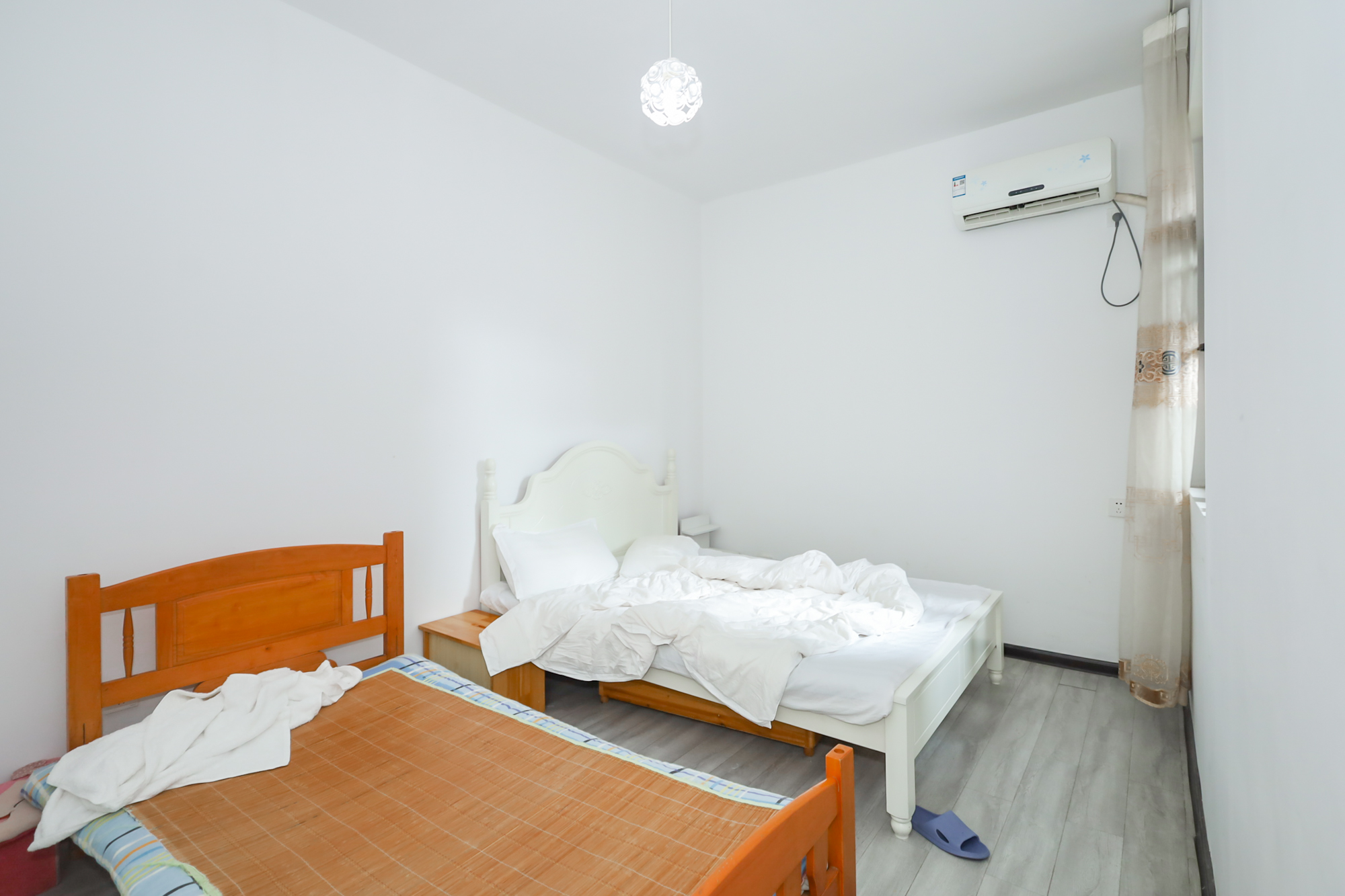 八方小区C区  3室2厅2卫   397.00万卧室