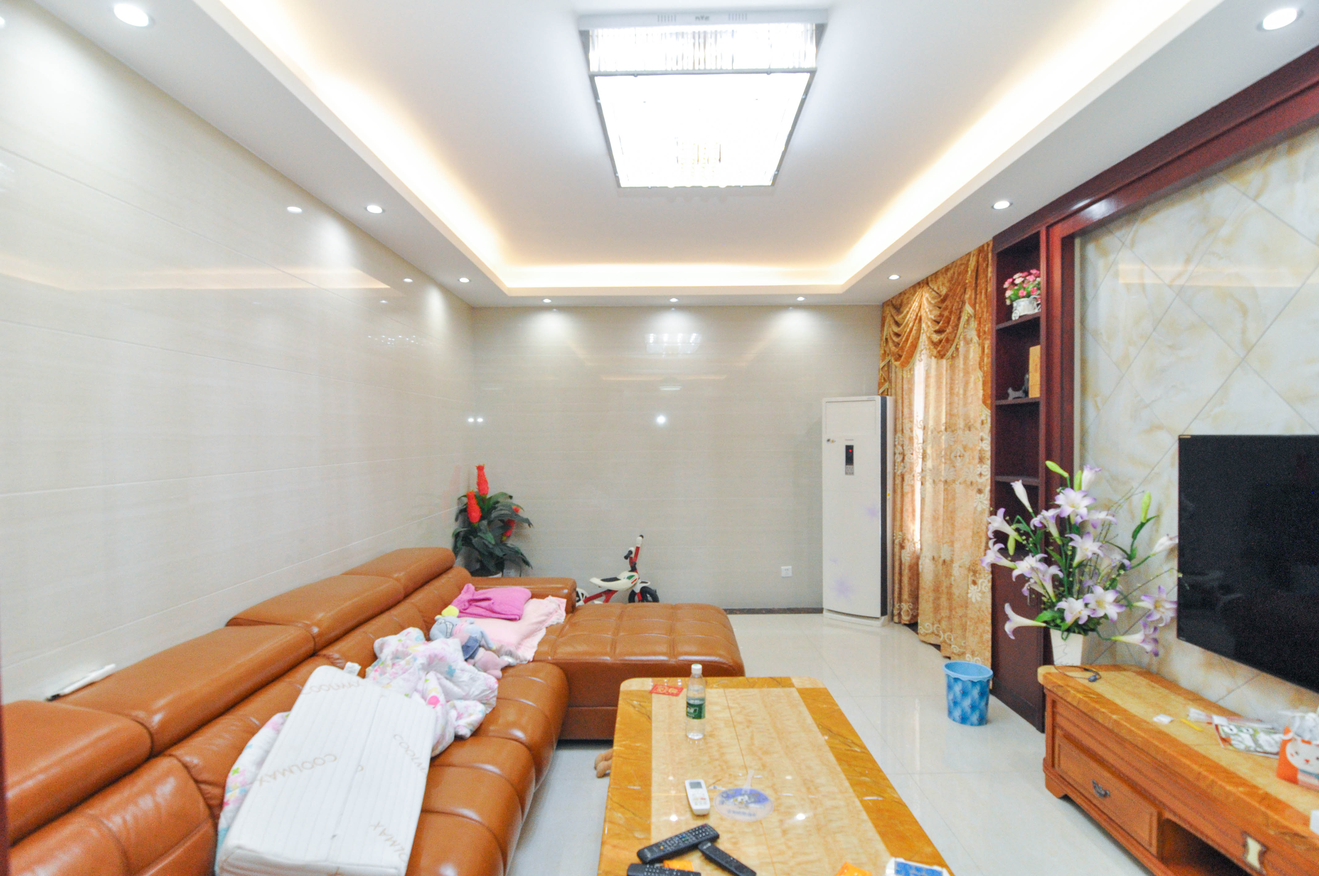 中海梅溪湖壹号  3室2厅1卫   150.00万 中海梅溪湖壹号  3室2厅1卫   150.00万客厅