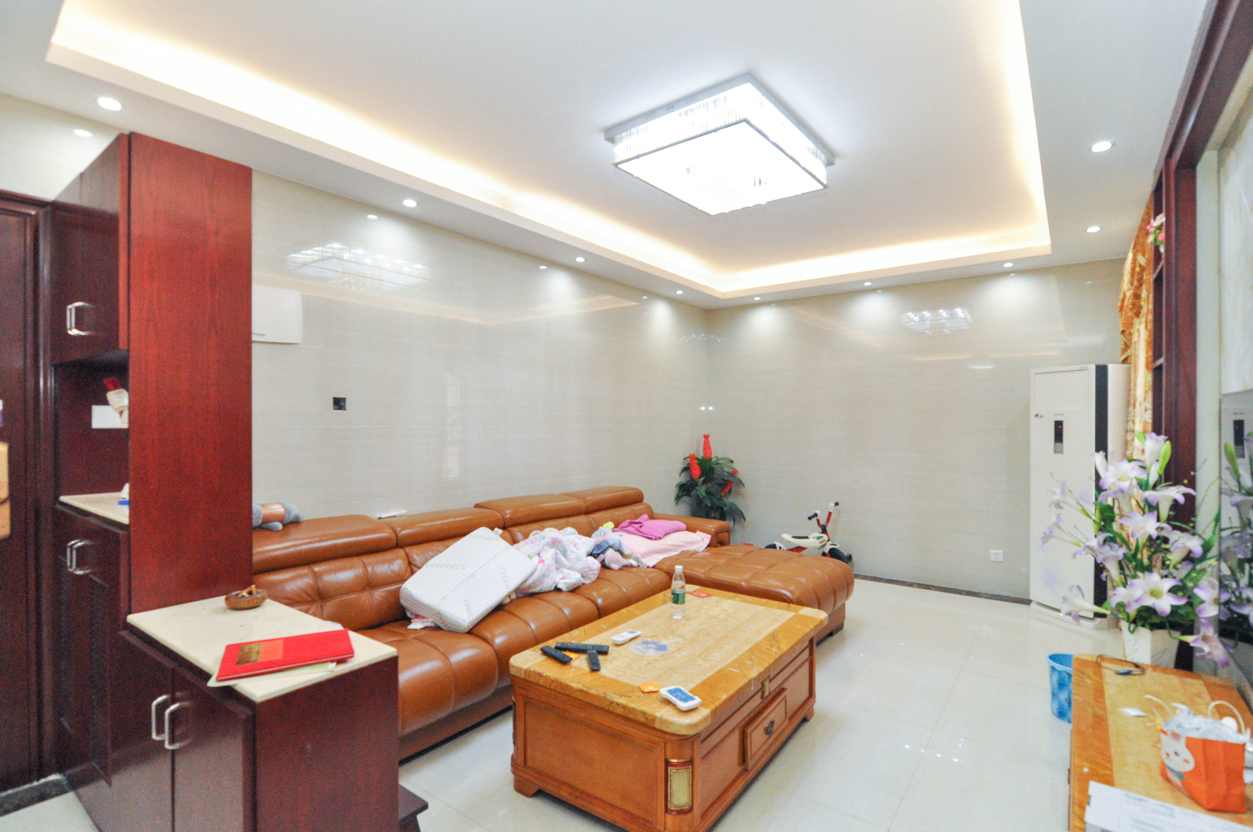 中海梅溪湖壹号  3室2厅1卫   150.00万 中海梅溪湖壹号  3室2厅1卫   150.00万客厅