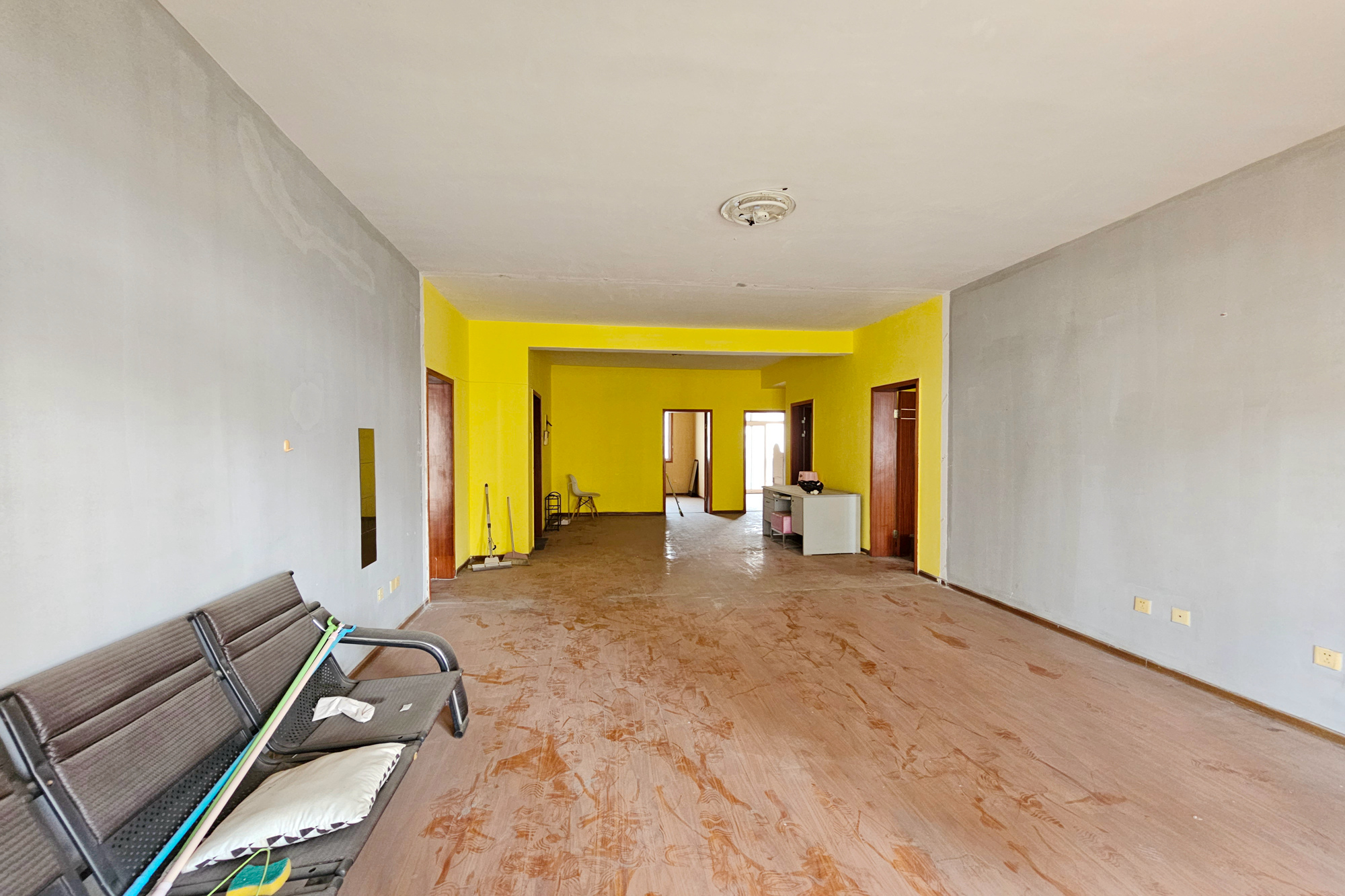 紫薇鑫园  4室2厅2卫    108.0万客厅