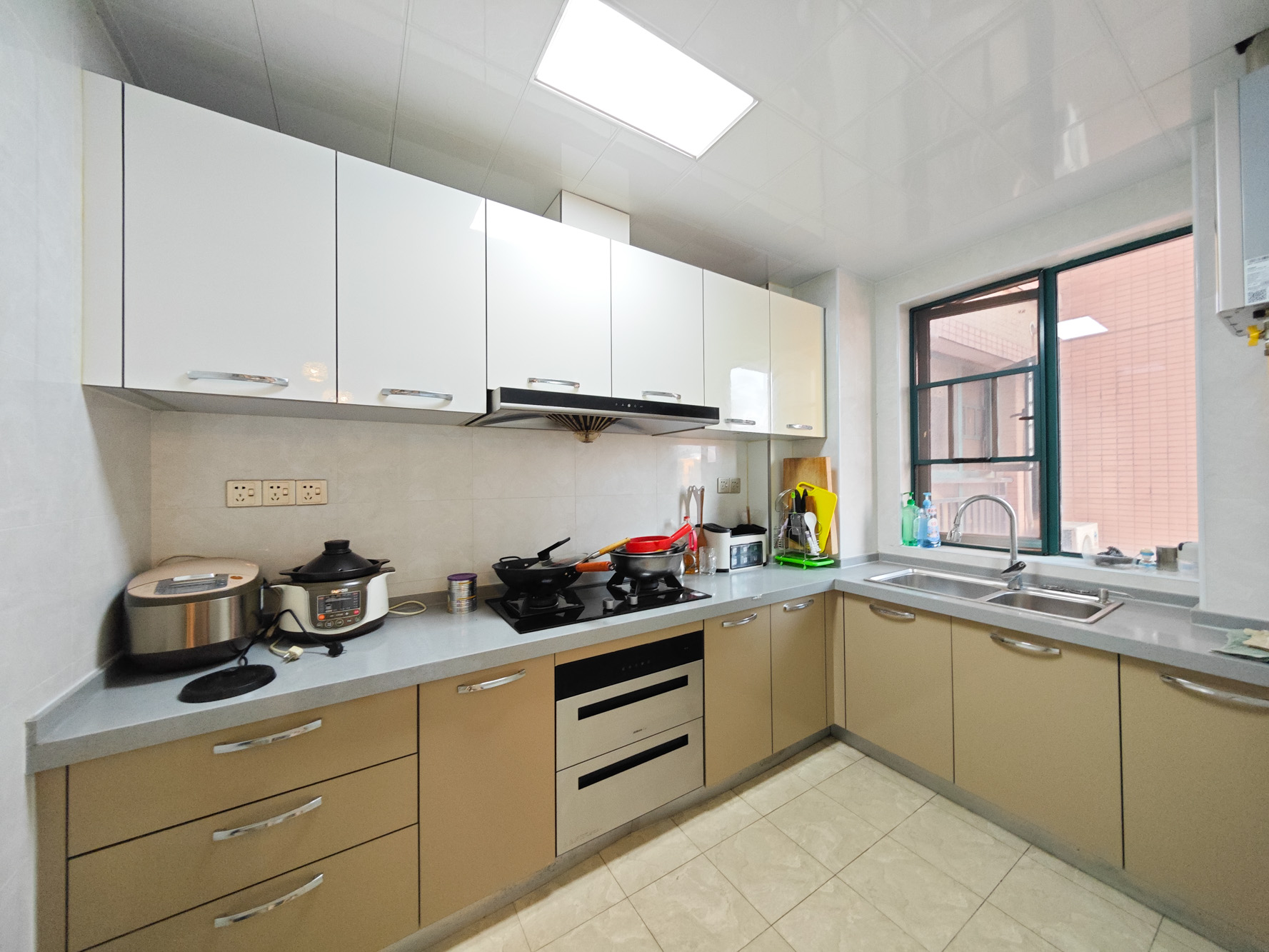 博长山水香颐  4室2厅2卫    93.8万 博长山水香颐  4室2厅2卫    93.8万厨房