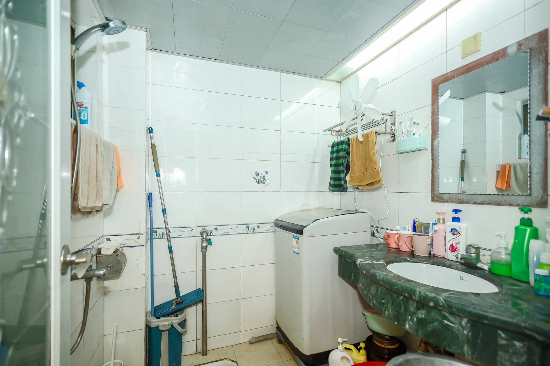 中南汽车世界  2室2厅1卫    32.7万 中南汽车世界  2室2厅1卫    32.7万卫生间