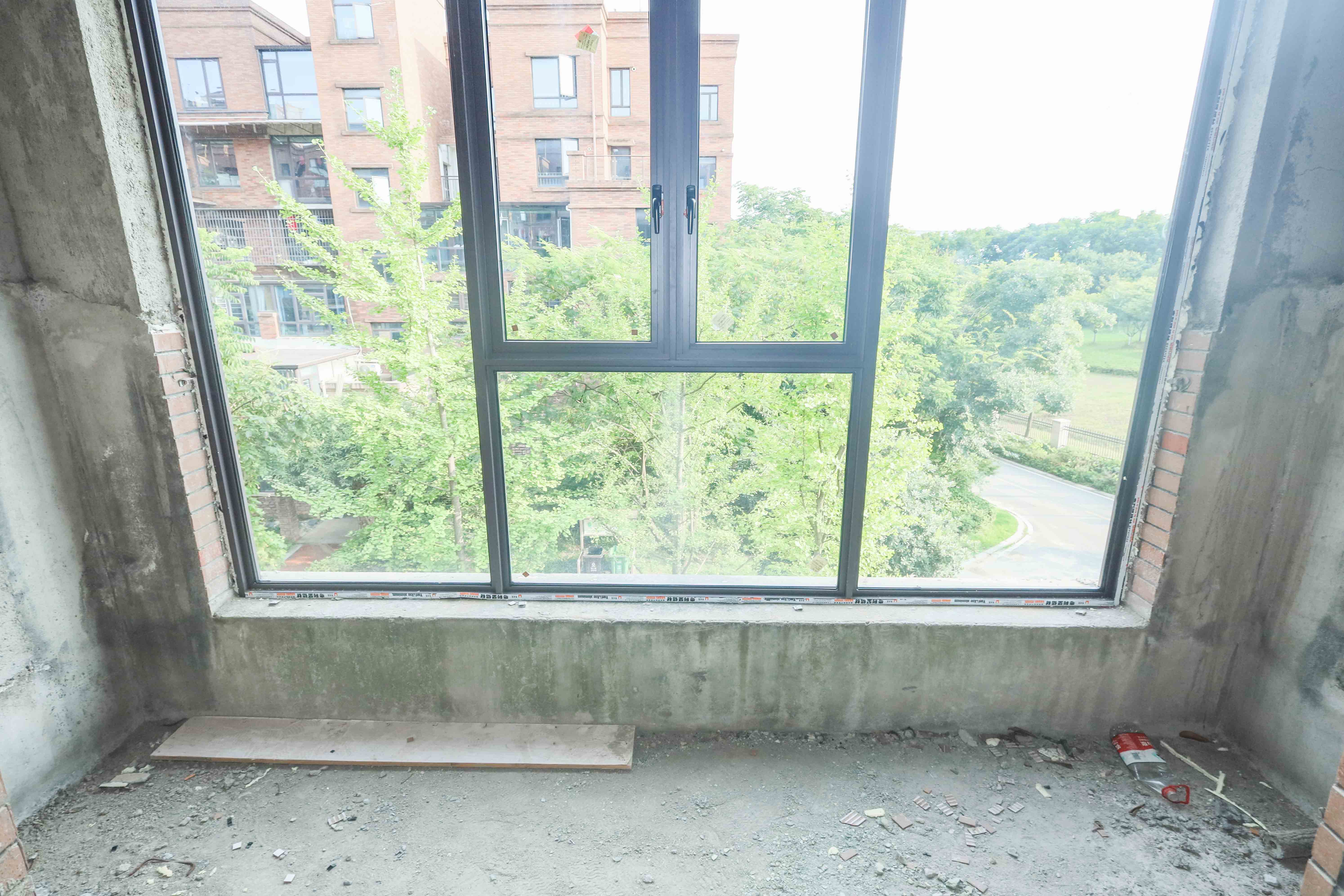 中冶中央公园  4室2厅2卫   346.00万阳台