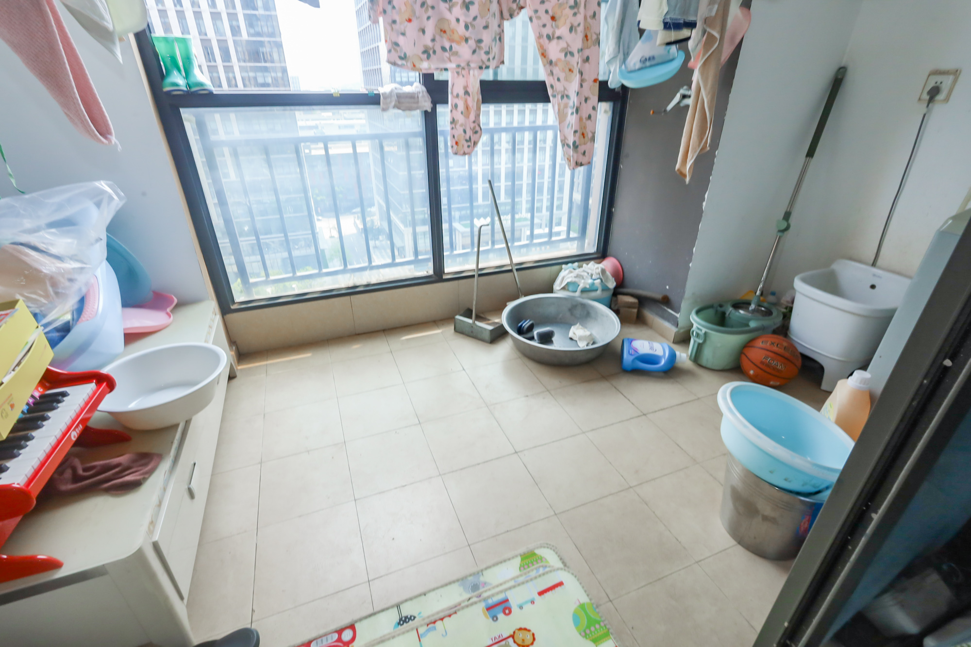 麓谷小镇  3室2厅1卫    84.0万阳台