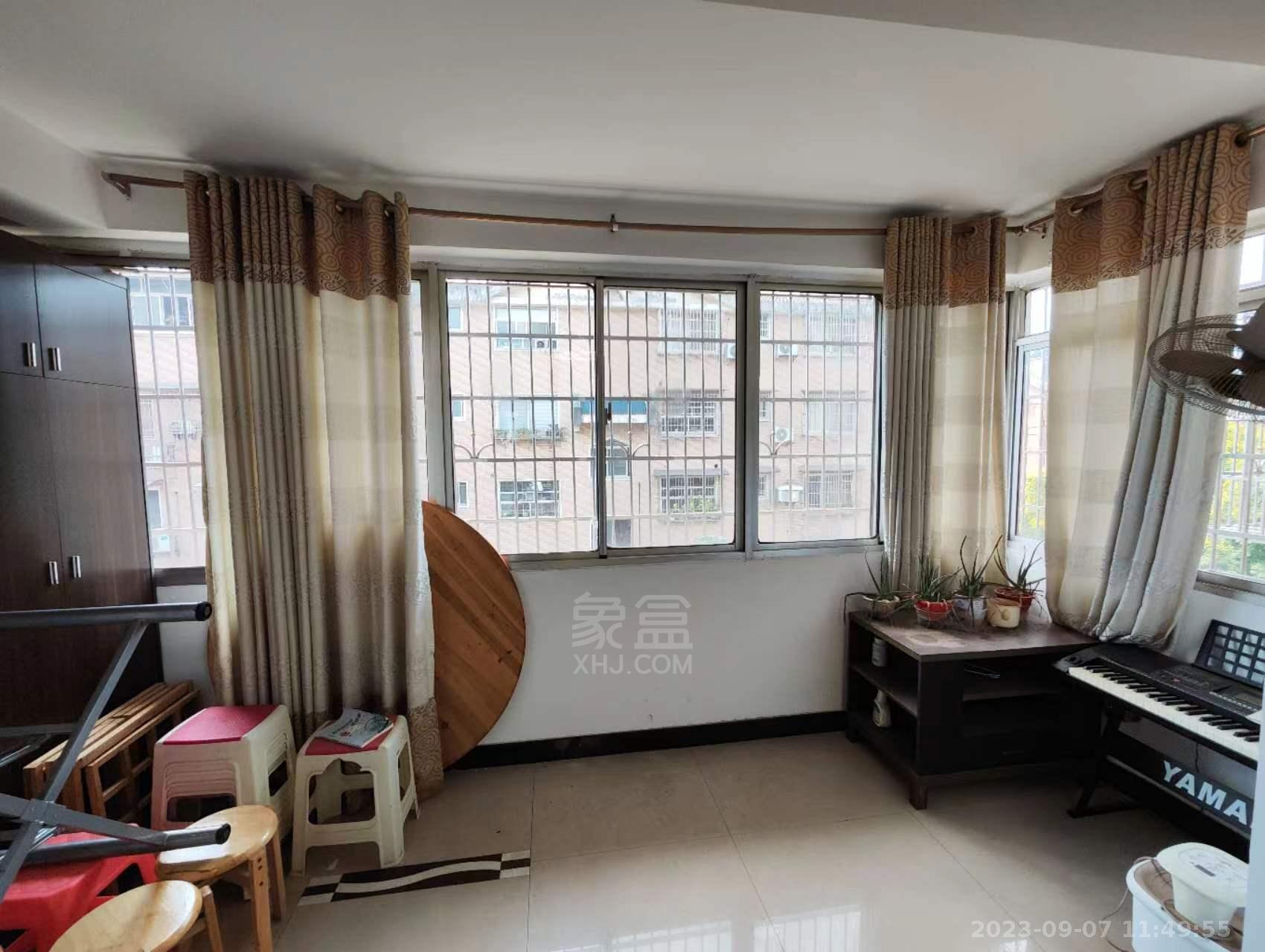 天台小区  4室2厅3卫   1500.00元/月室内图